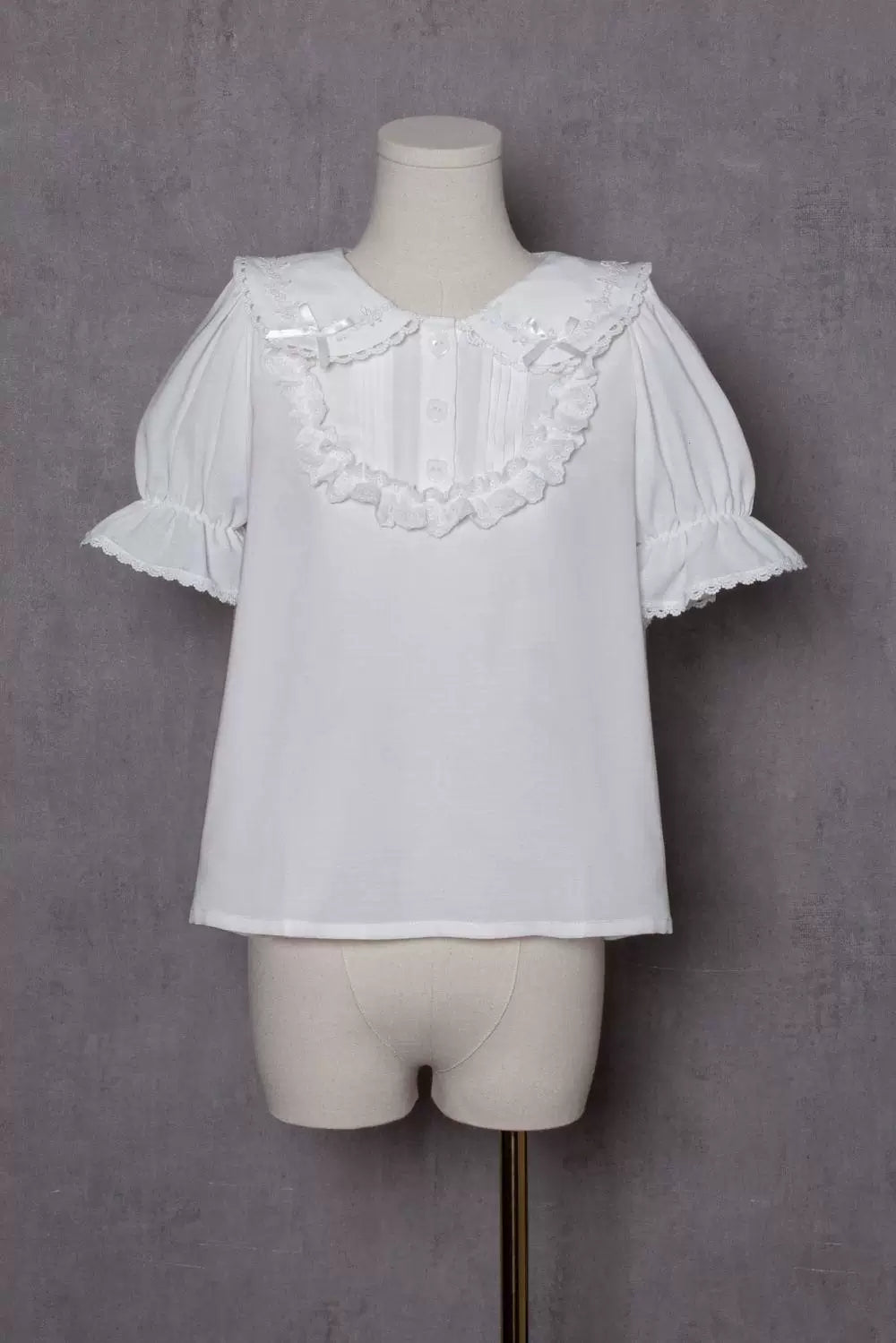 Sweetheart Dream Machine - Creamy Bear - White Short-Sleeve Blouse with a Lace-Edged Collar