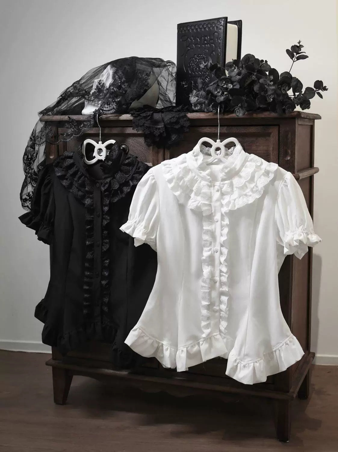 Sweetheart Dream Machine - Gothic Detachable-Sleeve - Blouse with a ruffled lace collar and optional detachable sleeves