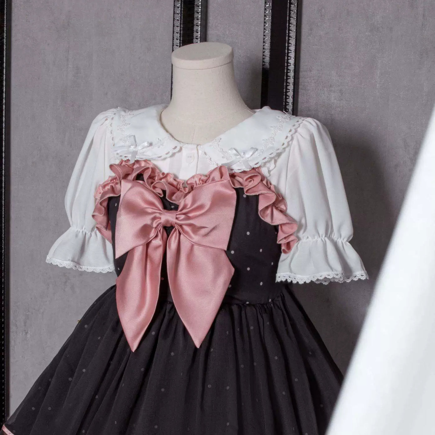 Sweetheart Dream Machine - Creamy Bear - White Short-Sleeve Blouse with a Lace-Edged Collar