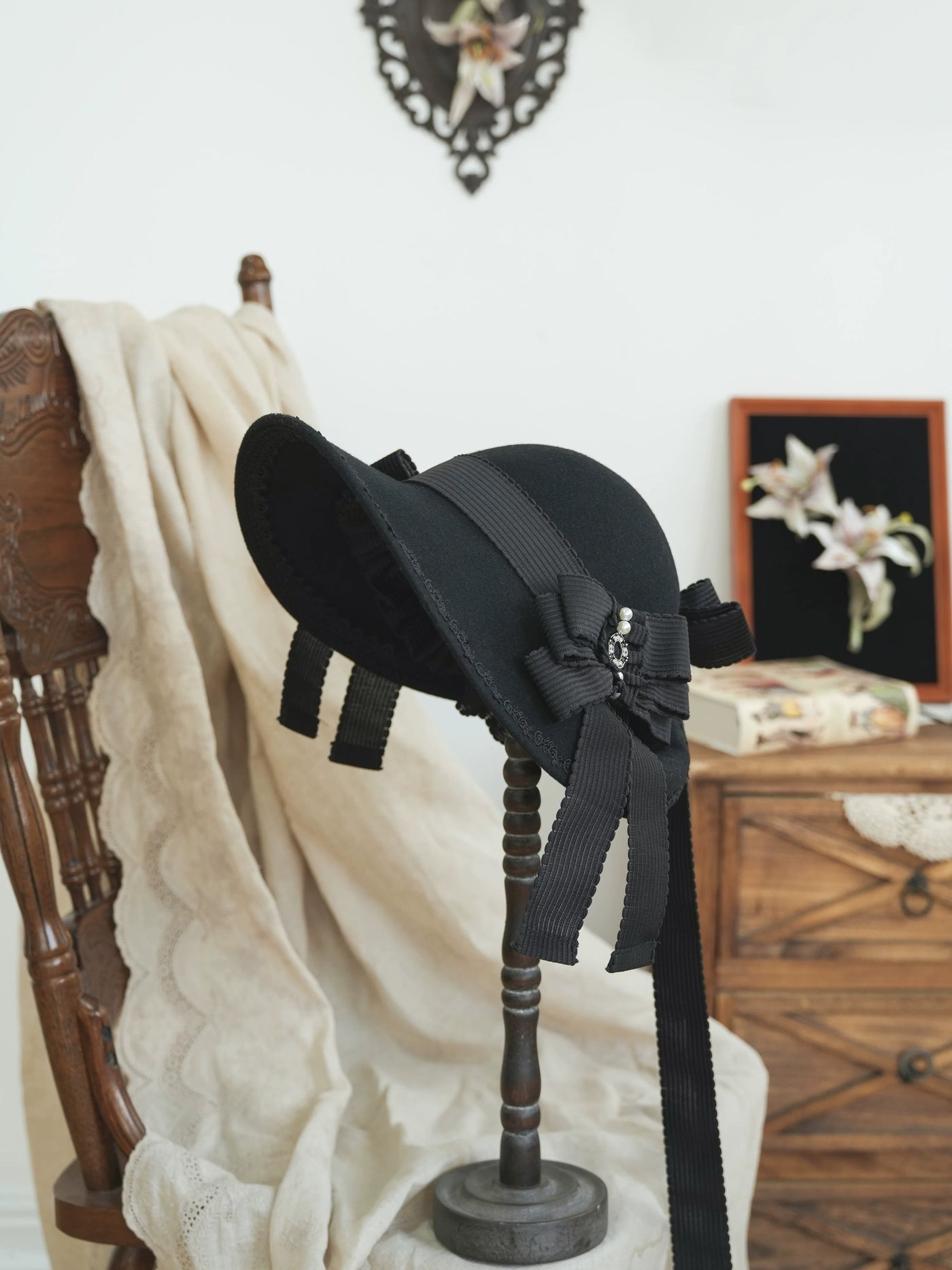 Star Box - Pearl Lady - Broad-Brim Bonnet with a Side Bow