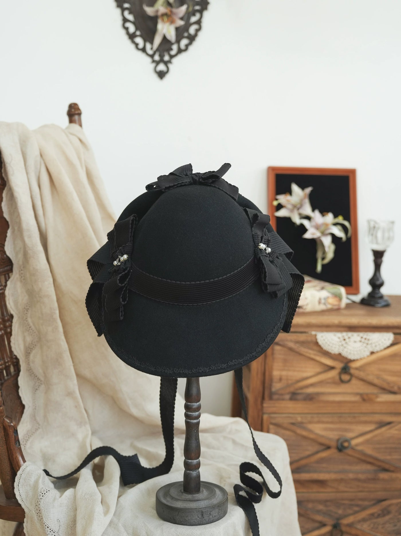 Star Box - Pearl Lady - Broad-Brim Bonnet with a Side Bow