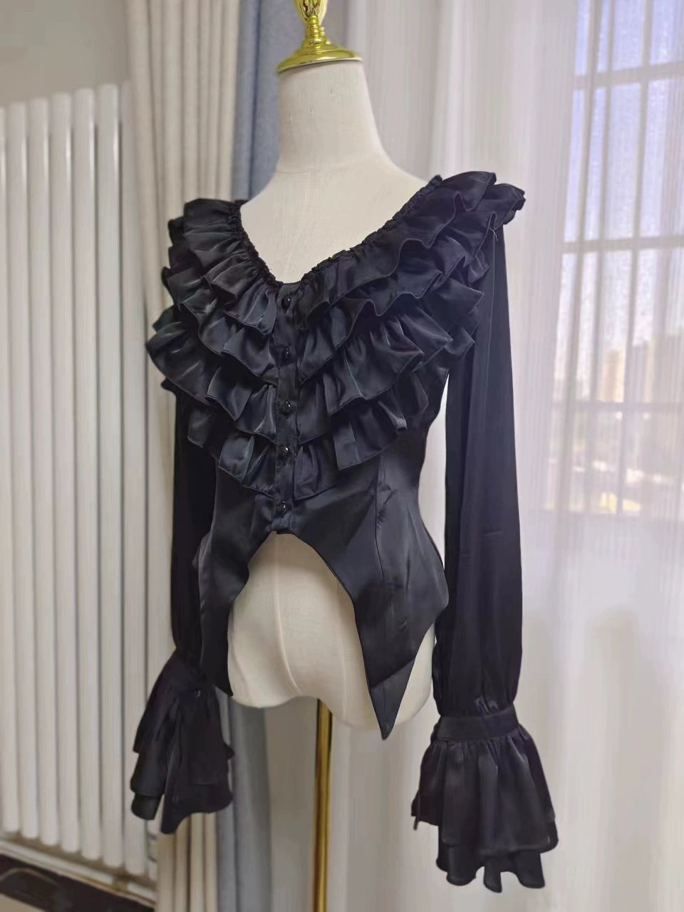 The spot will be shipped within three days. The page is through the bone with acorns Lolita Gothic deep V subculture long-sleeved inside.