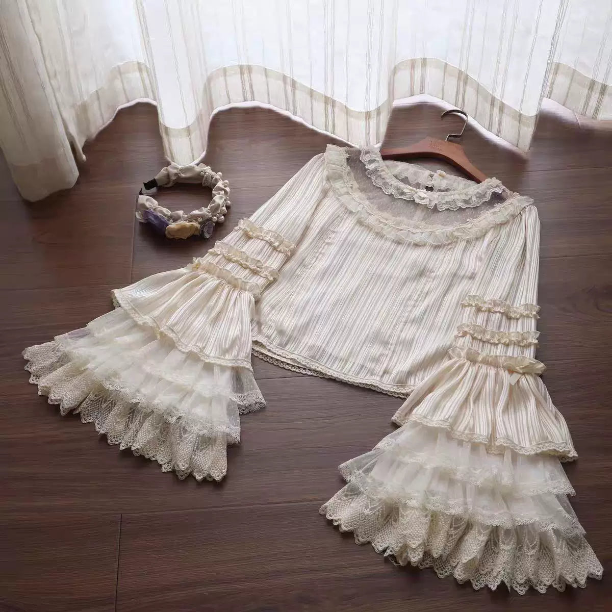 Sweetheart Dream Machine - Hime Sleeve - Natural Blouse with a Lace Collar