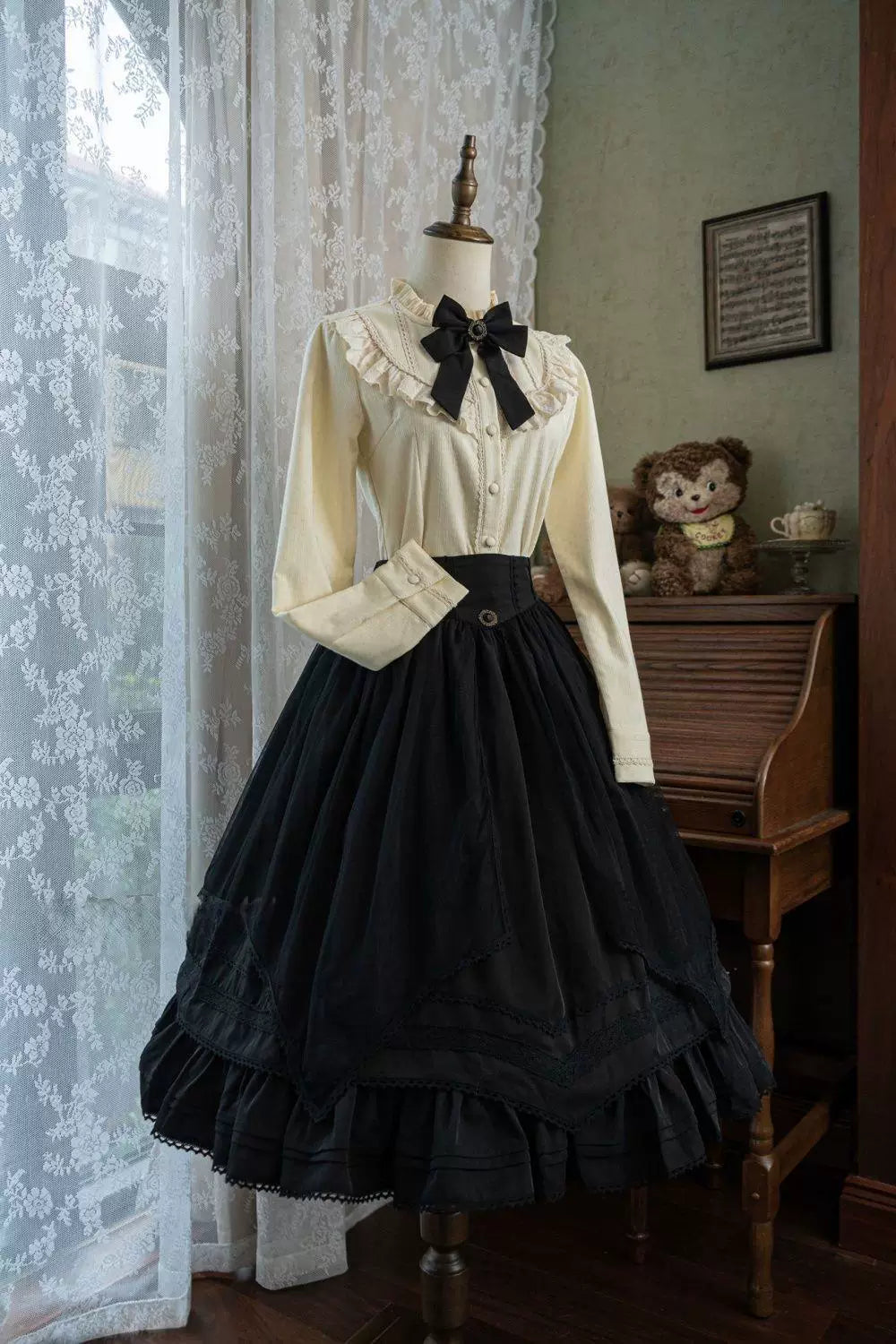 Sweetheart Dream Machine - Heiress Collar - Long-sleeve blouse with a ruffled lace collar