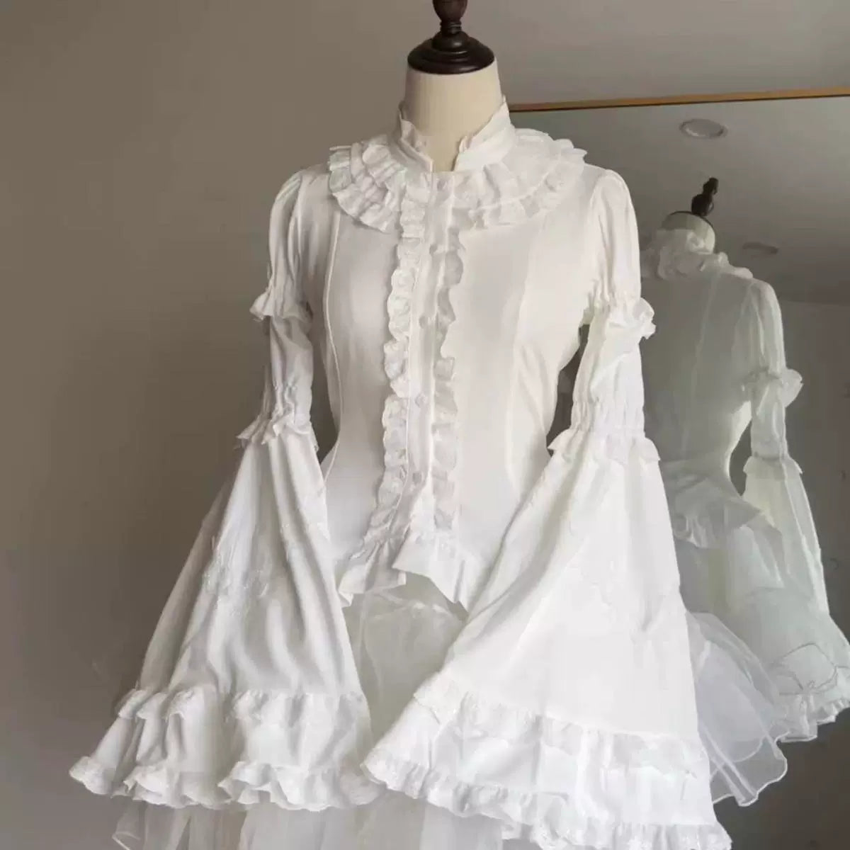 Sweetheart Dream Machine - Gothic Detachable-Sleeve - Blouse with a ruffled lace collar and optional detachable sleeves