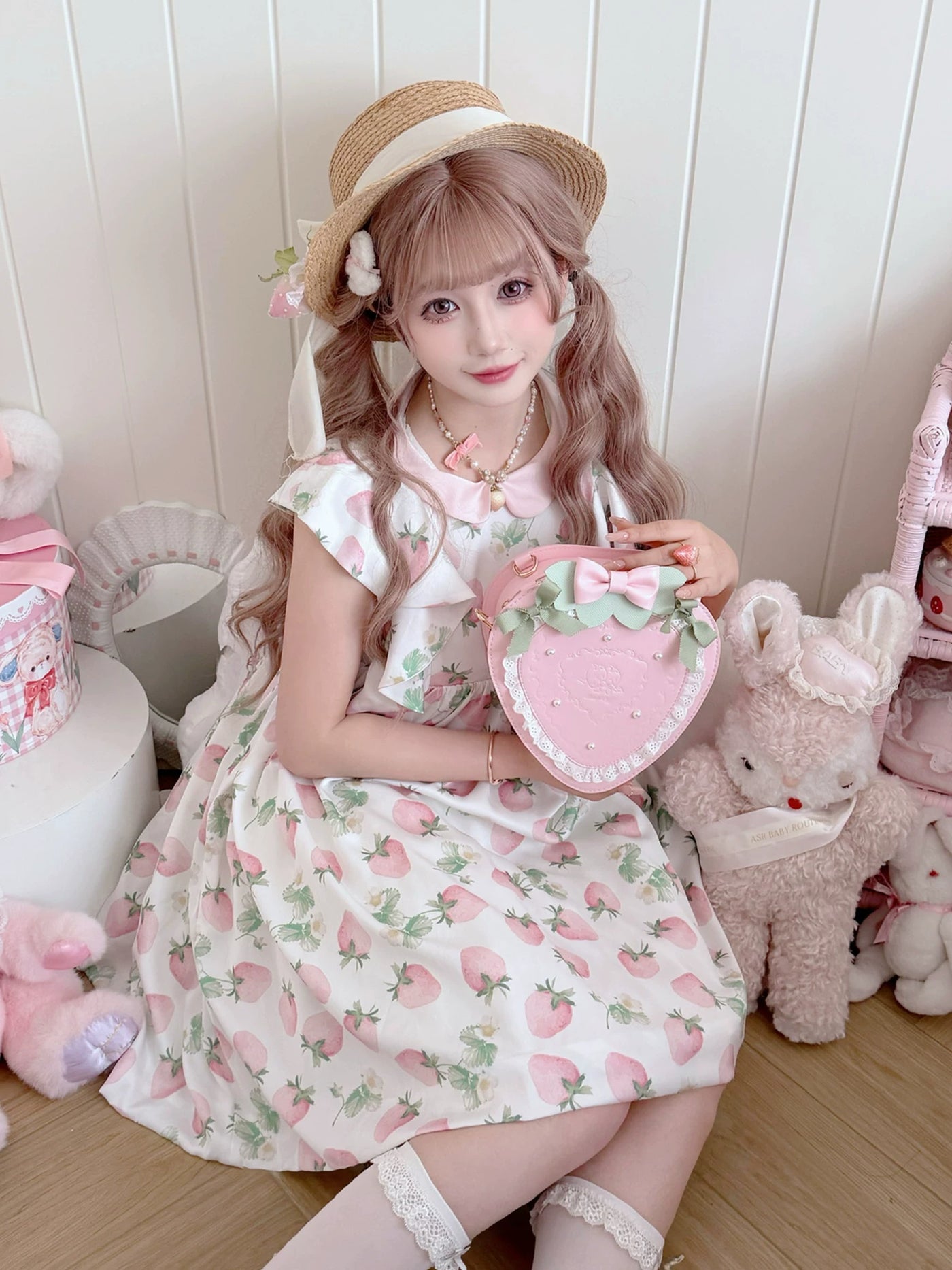 sheeppuff - Strawberry Heart - Heart-Shaped Bag with Lace and Pearl Details