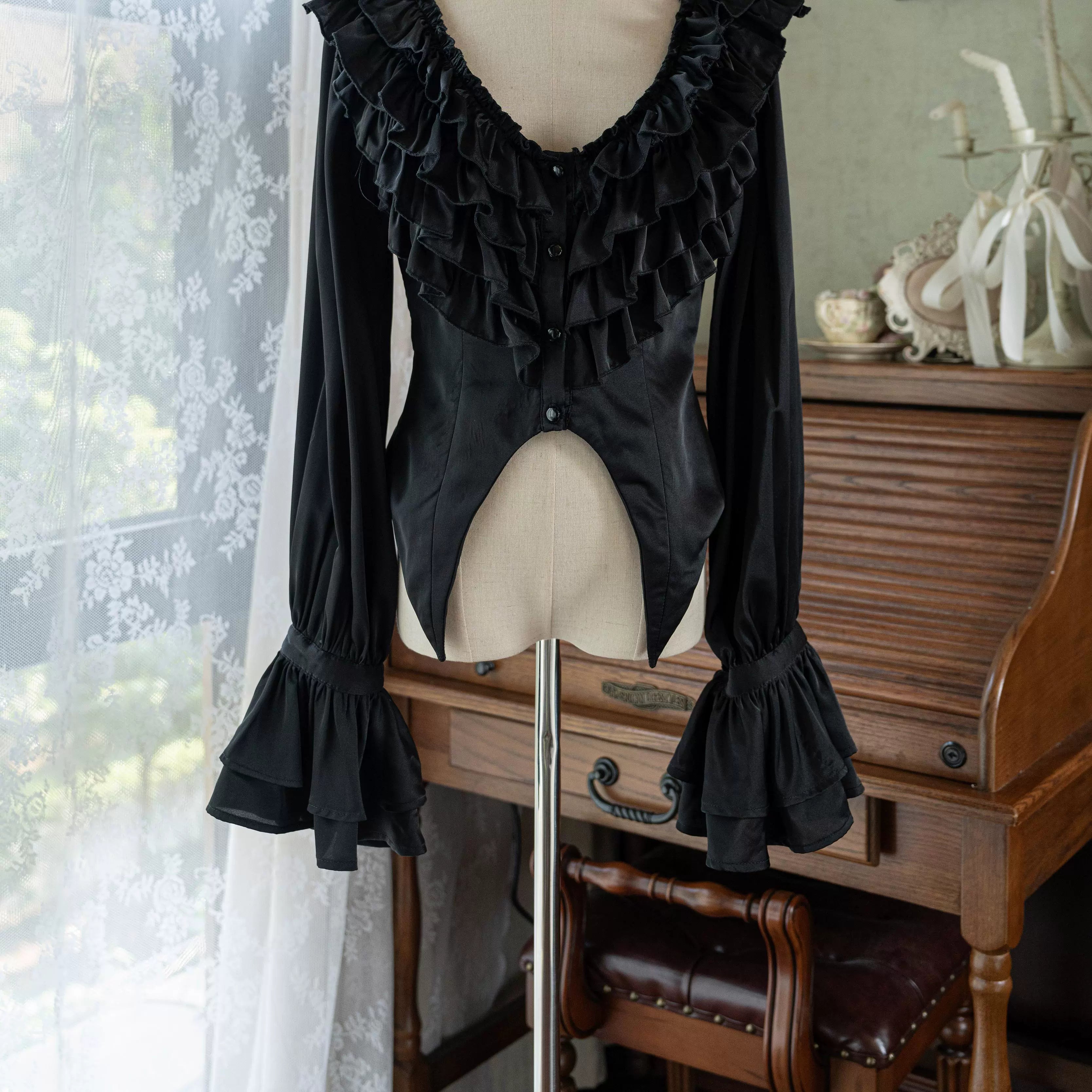 The spot will be shipped within three days. The page is through the bone with acorns Lolita Gothic deep V subculture long-sleeved inside.