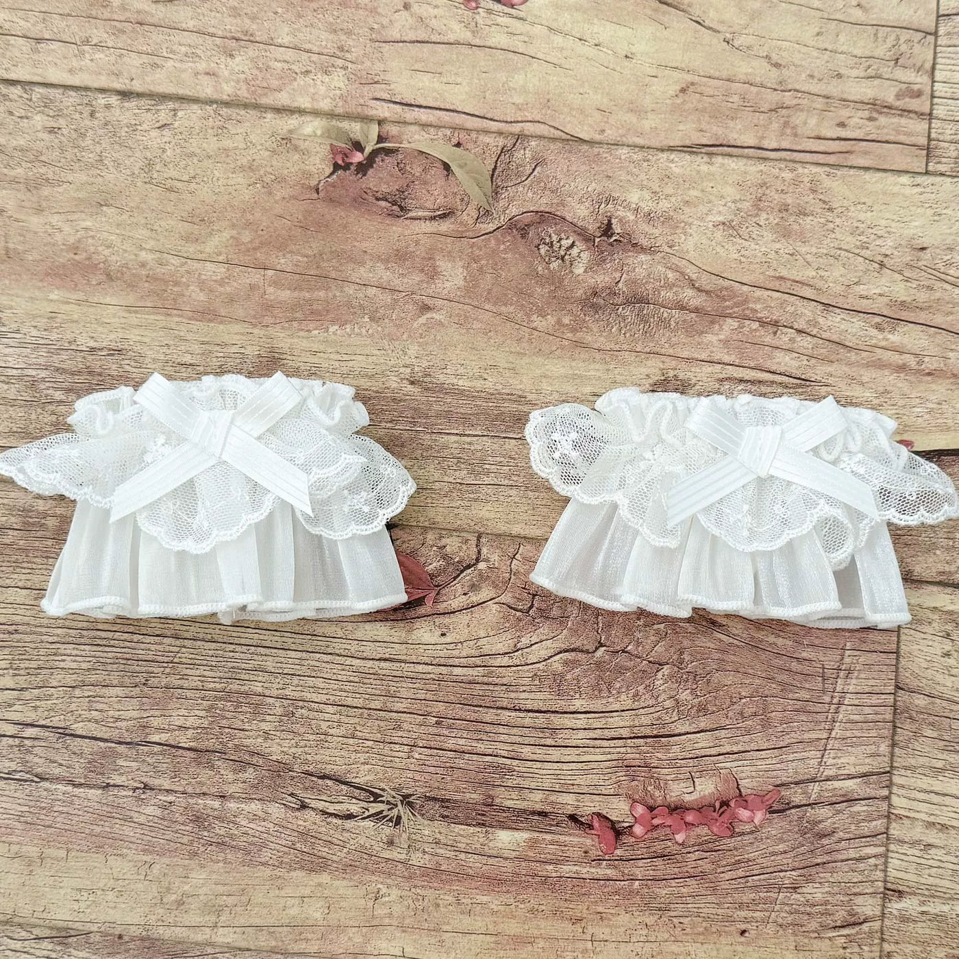 White-and-pink lace JSK with bows shown on a model alongside white lace hand sleeves.