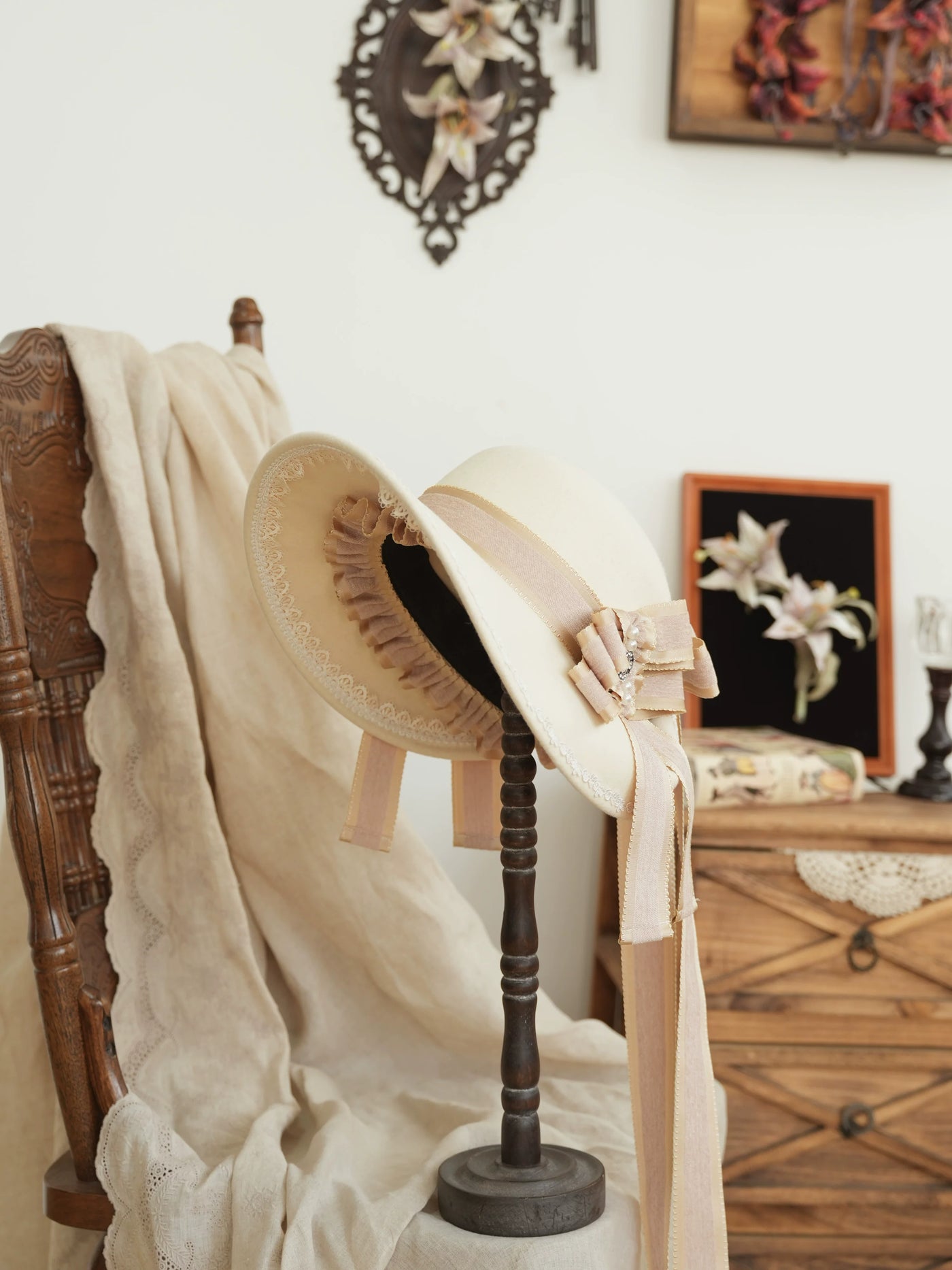 Star Box - Pearl Lady - Broad-Brim Bonnet with a Side Bow