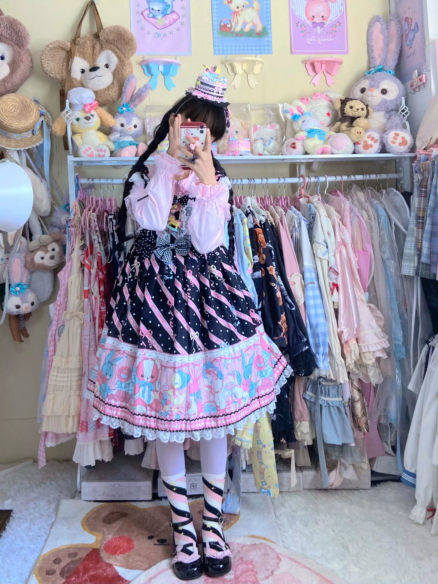 Cake-themed top hat with pastel bows and star details worn with a pink-and-black Lolita coordinate.