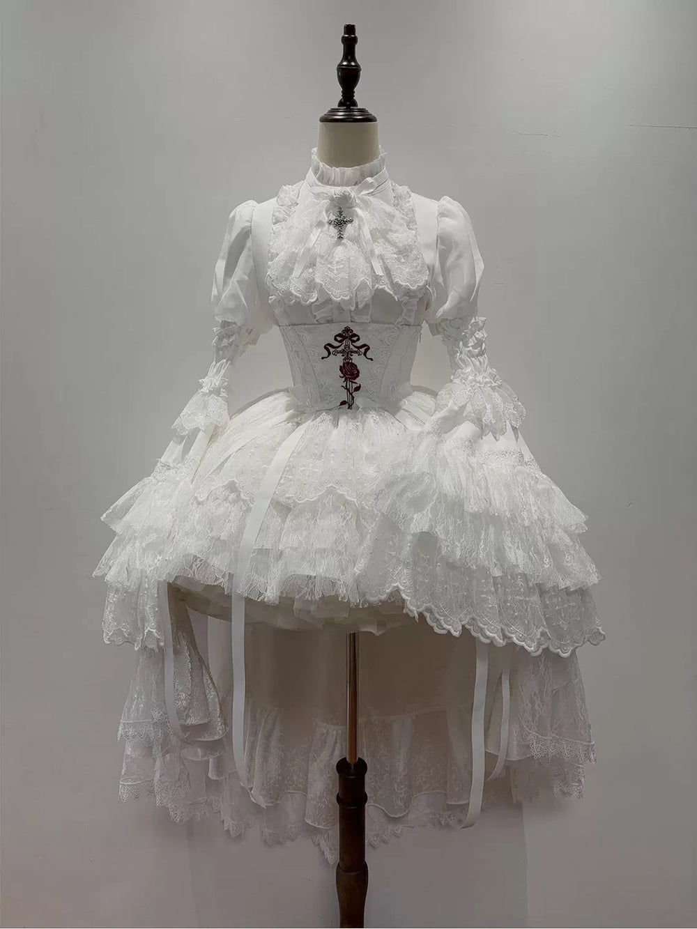 White blouse and waist-corset skirt set with lace details and detachable sleeves