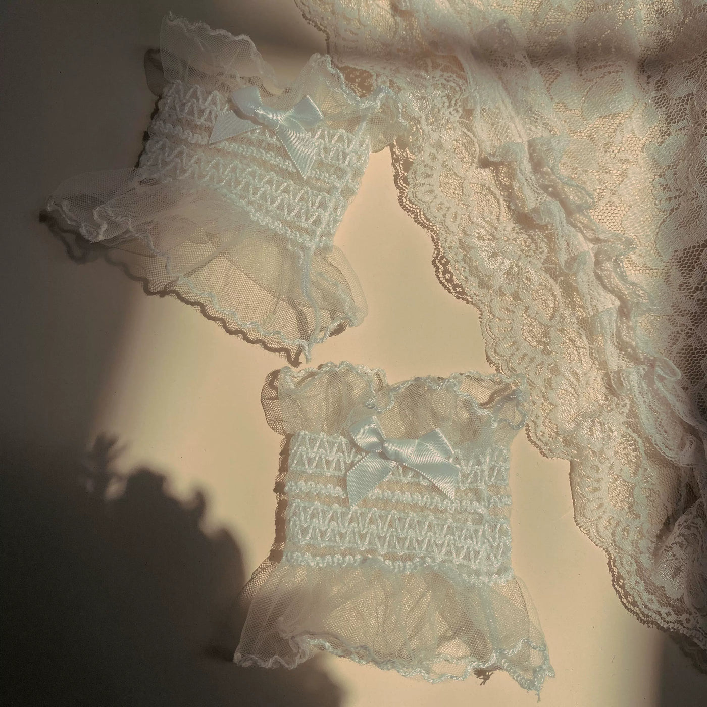 Sock Noble white lace sleeve cuffs with small bows worn on a model.