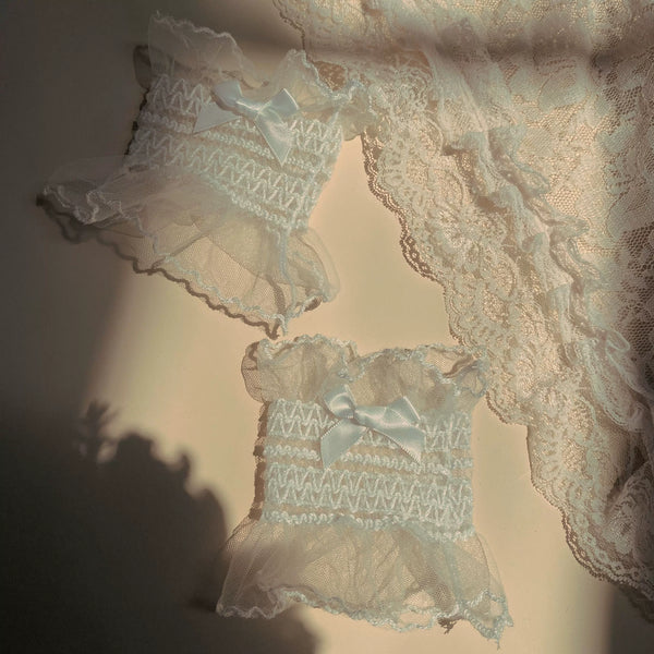 Sock Noble white lace sleeve cuffs with small bows worn on a model.