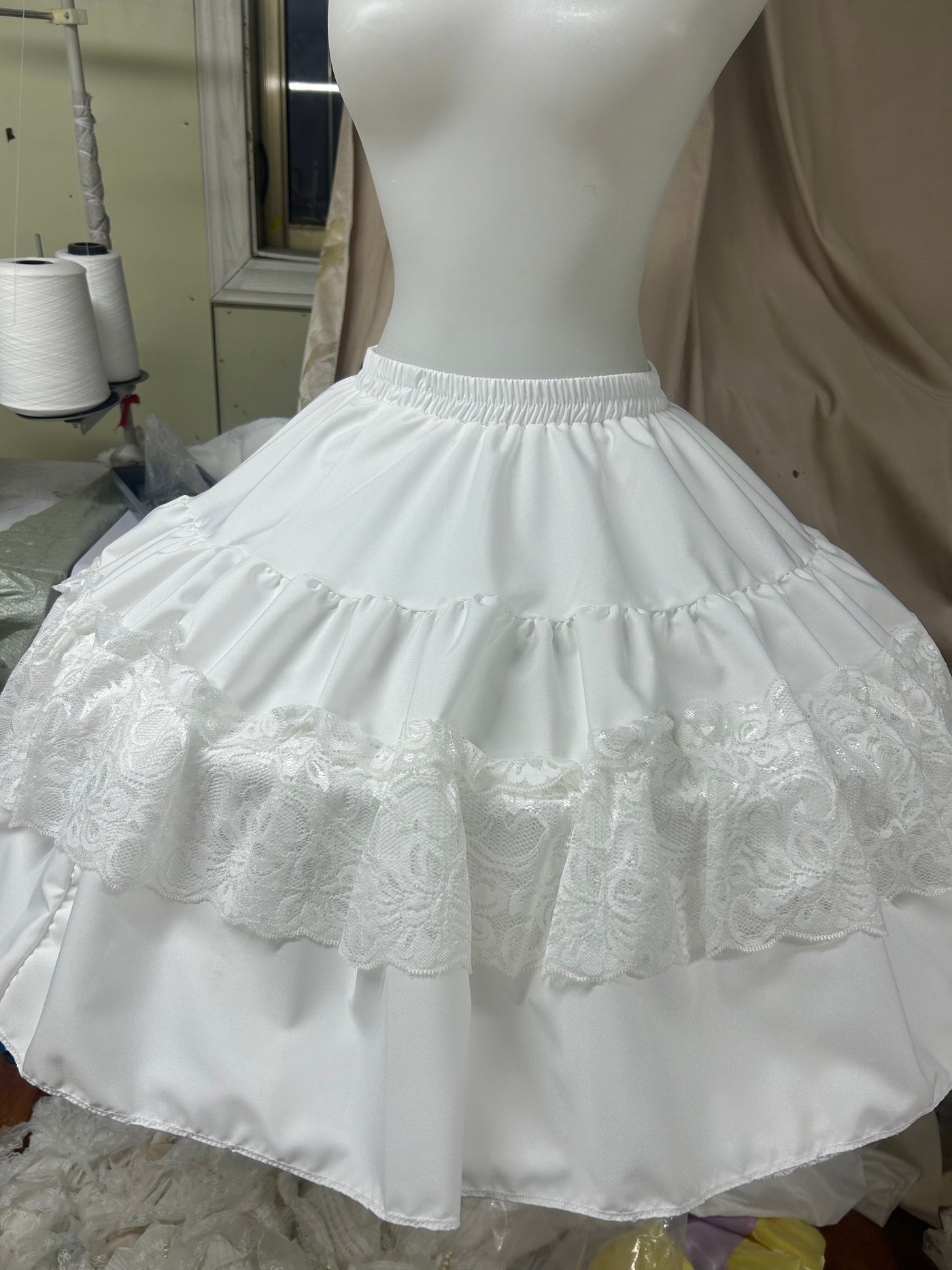 Hello Princess Lolita white fishbone Lolita petticoat with gathered panels and lace ruffle