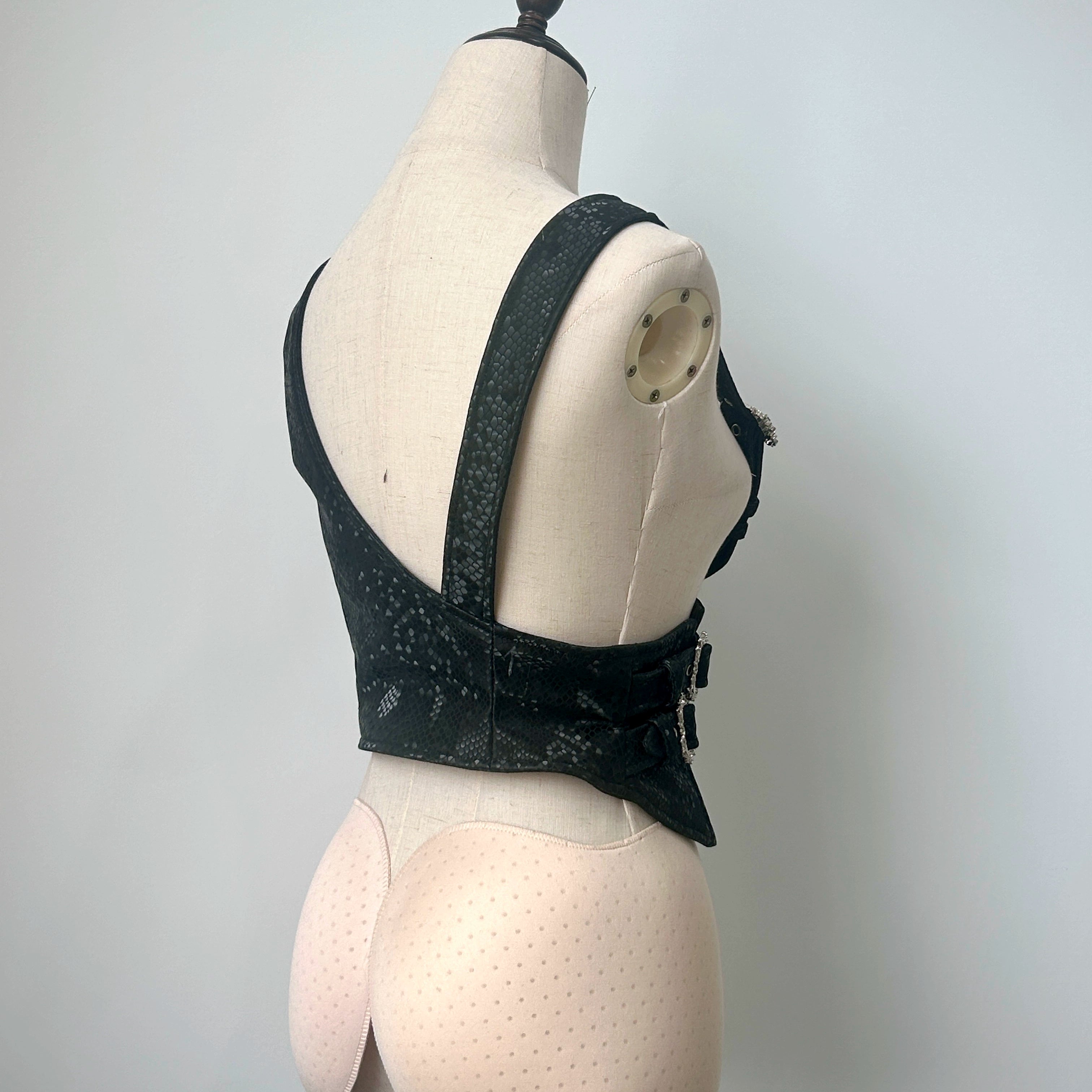 It will be shipped within three days after the spot order is placed. The page is irregular vest goth steampunk.