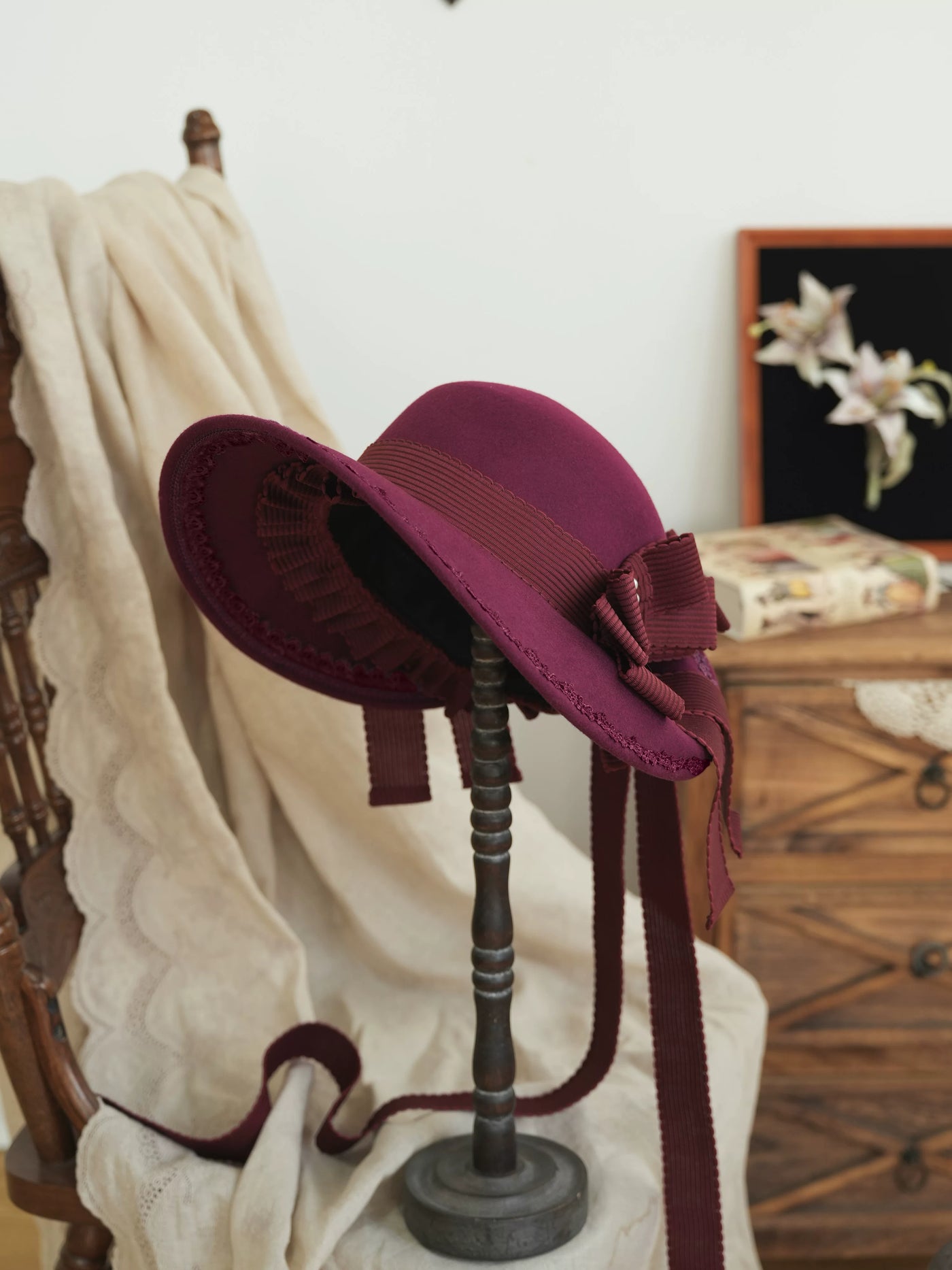 Star Box - Pearl Lady - Broad-Brim Bonnet with a Side Bow