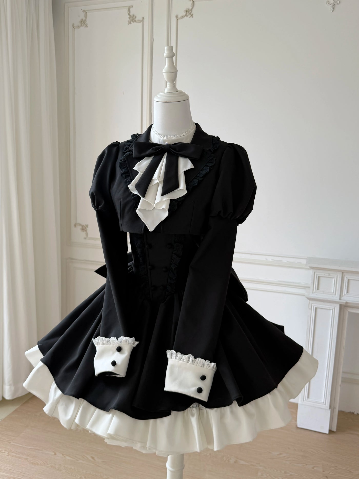 Alice - Saint-Germain - Black-and-White Ruffle-Sleeve One-Piece Dress Set