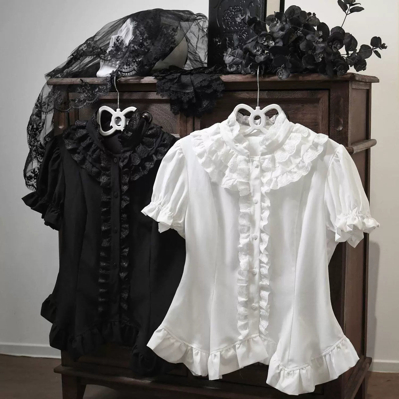 Sweetheart Dream Machine - Gothic Detachable-Sleeve - Blouse with a ruffled lace collar and optional detachable sleeves