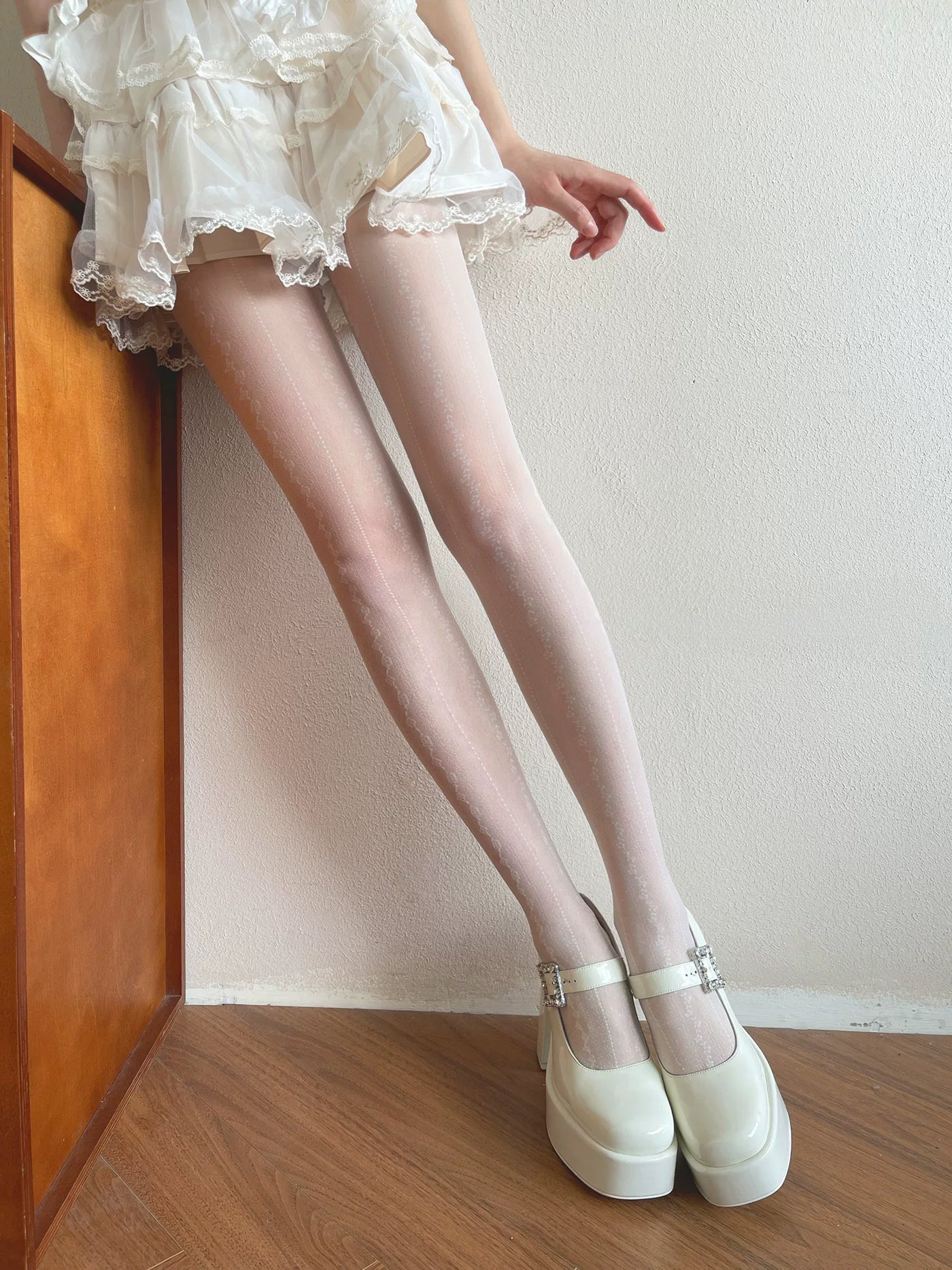 Sock Noble - Fairy Jacquard - Floral-Jacquard Tights with Vertical Detailing