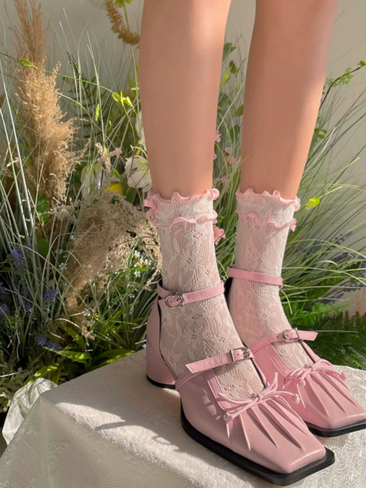 Sock Noble - Contrast Bow - Ruffle-Edge Lace Slouch Socks