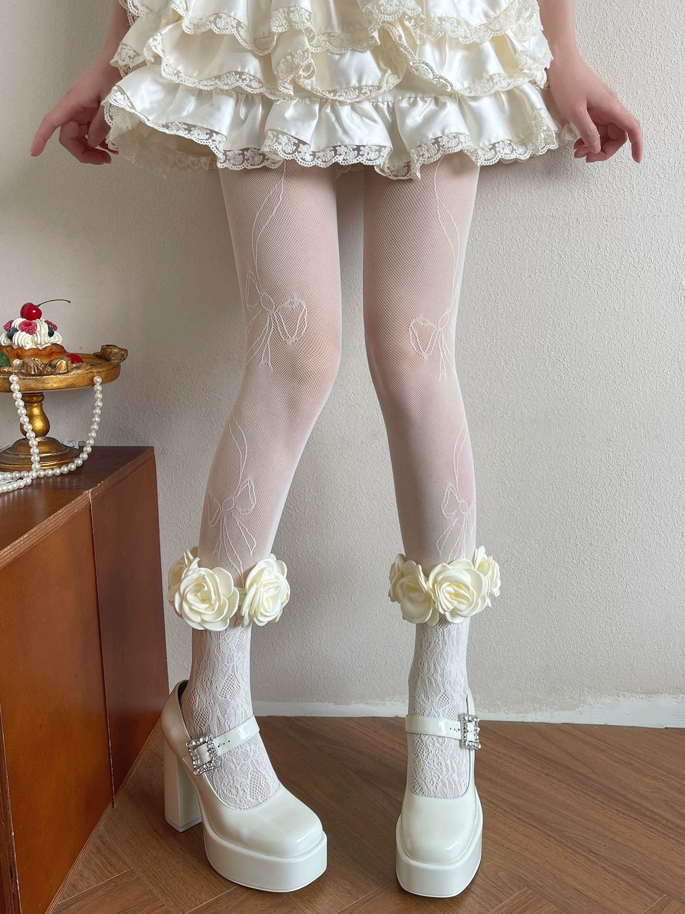 Sock Noble - Vintage Camellia - Cream Pantyhose with Lace Patterning and Floral Bands