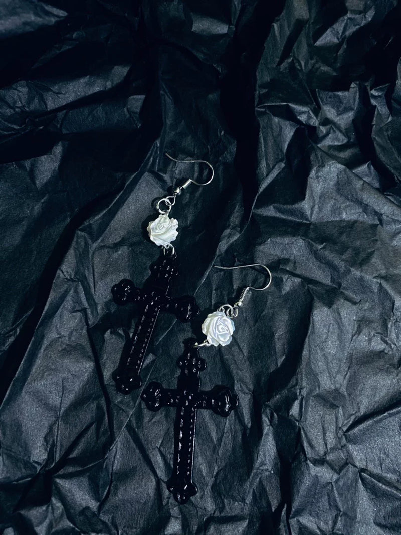 Caged Bird Hotel - Stockholm Lover - Black cross earrings with shell accents – detail view 5
