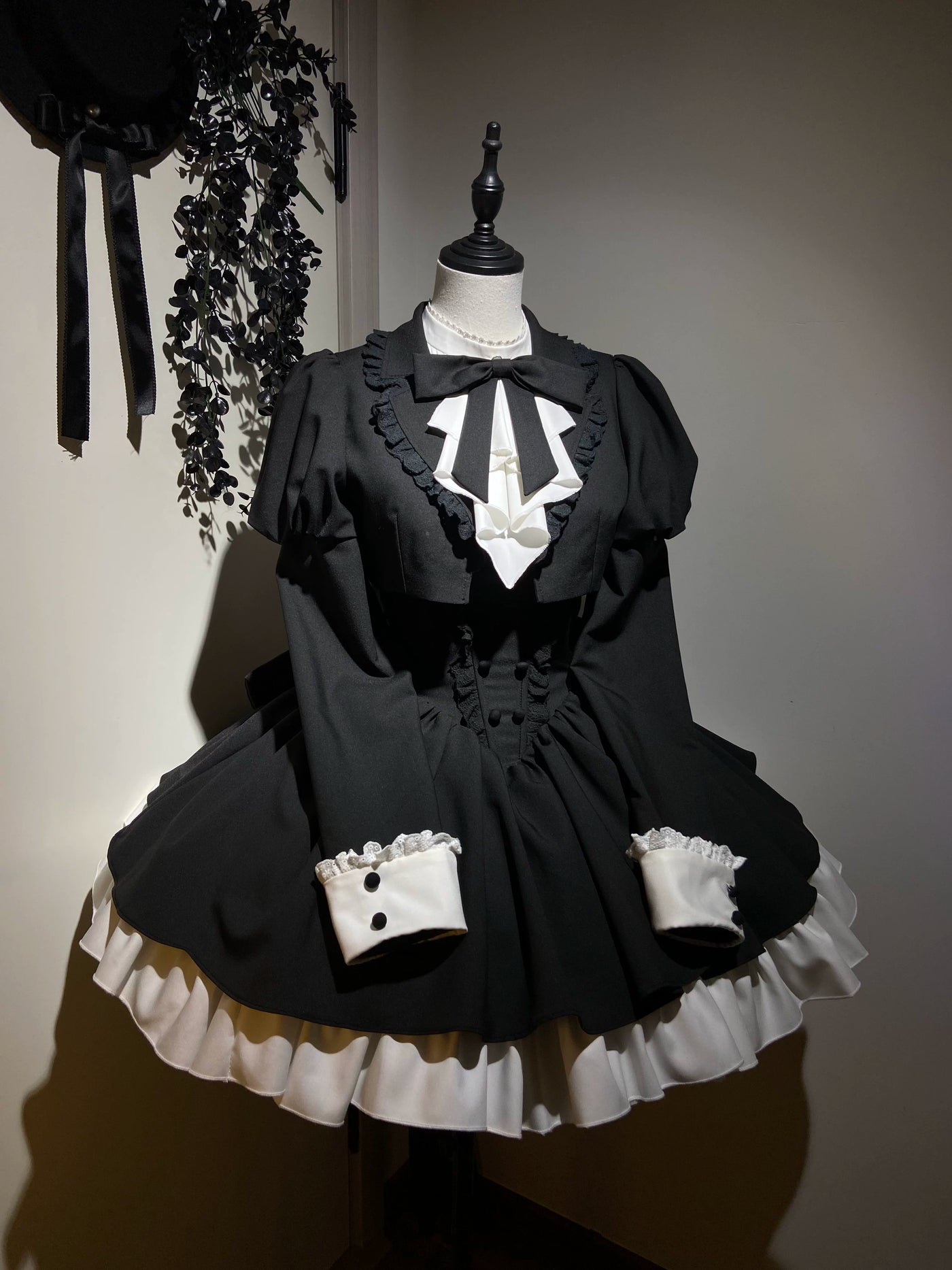 Alice - Saint-Germain - Black-and-White Ruffle-Sleeve One-Piece Dress Set