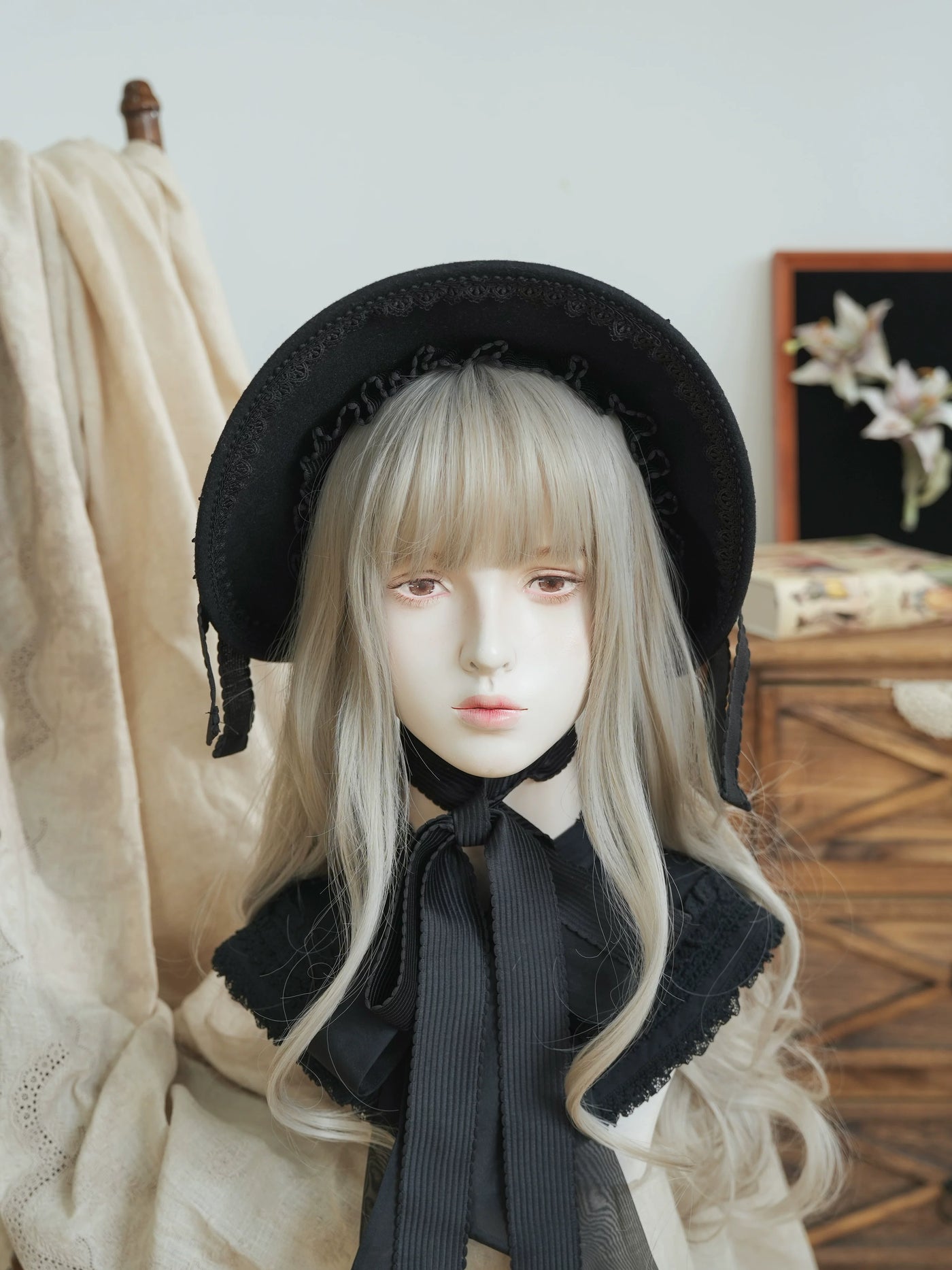 Star Box - Pearl Lady - Broad-Brim Bonnet with a Side Bow