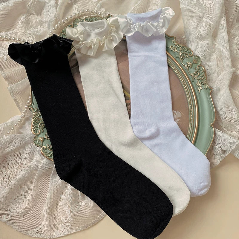 Sock Noble milk white cotton calf socks with ruffled cuffs