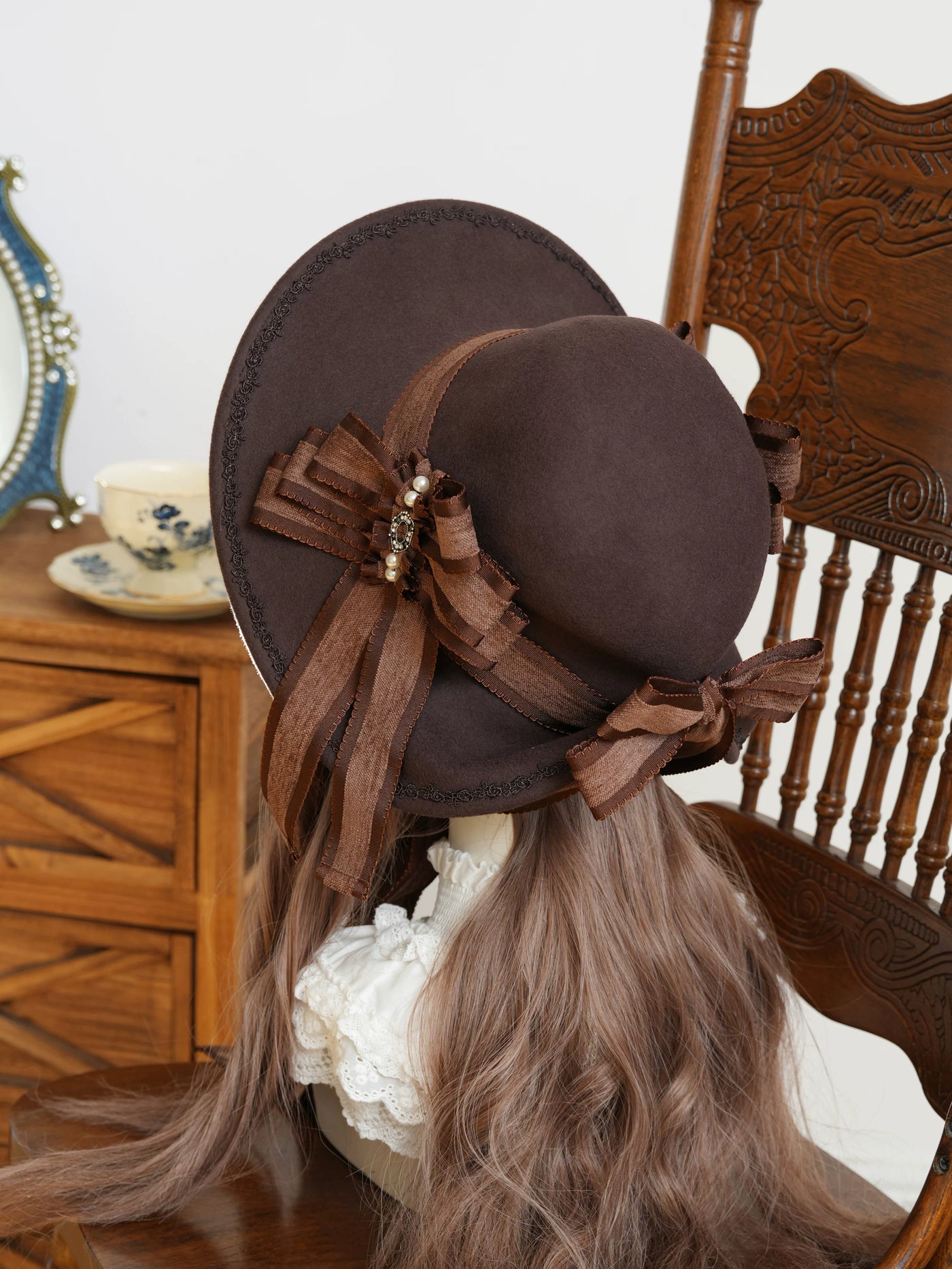 Star Box - Pearl Lady - Broad-Brim Bonnet with a Side Bow