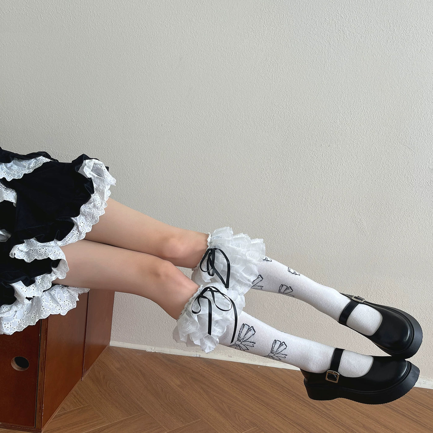 Sock Noble - Tiered lace bow mid-calf socks - Socks