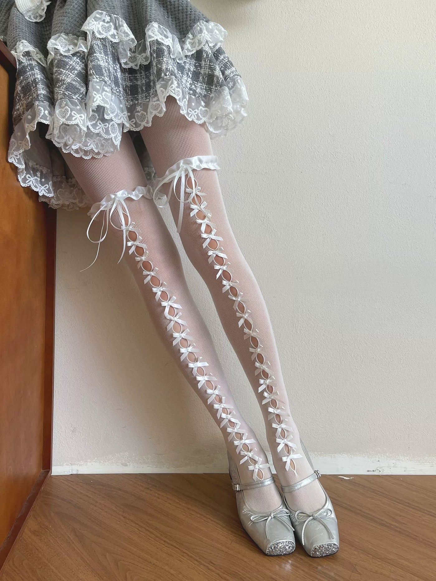 Sock Noble white lace tights with ribbon cutouts