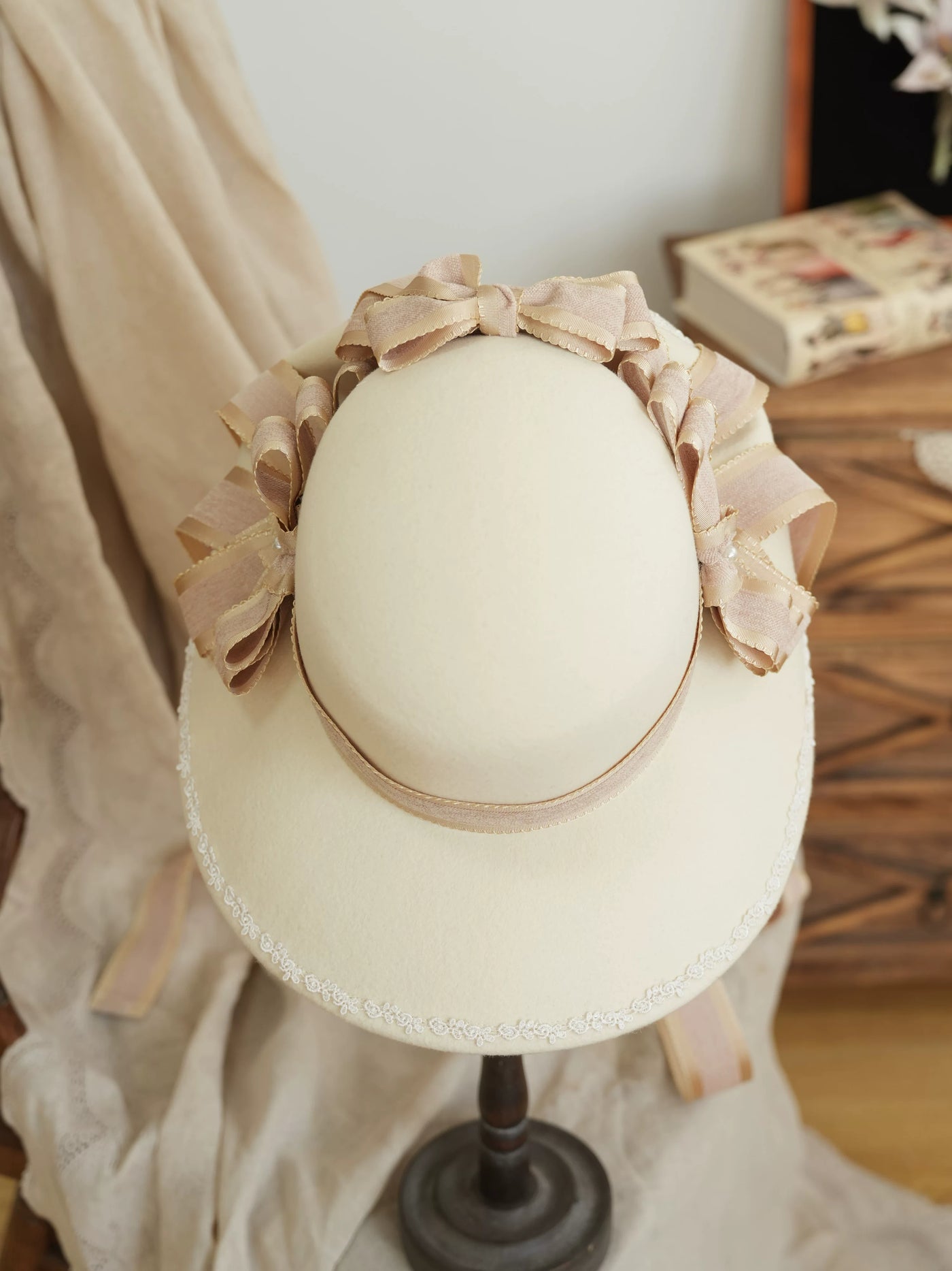 Star Box - Pearl Lady - Broad-Brim Bonnet with a Side Bow