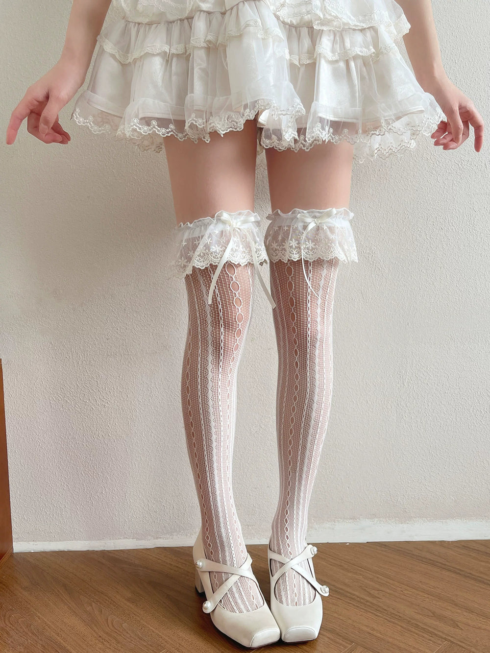 Sock Noble embroidered openwork lace over-the-knee stockings with ruffle tops