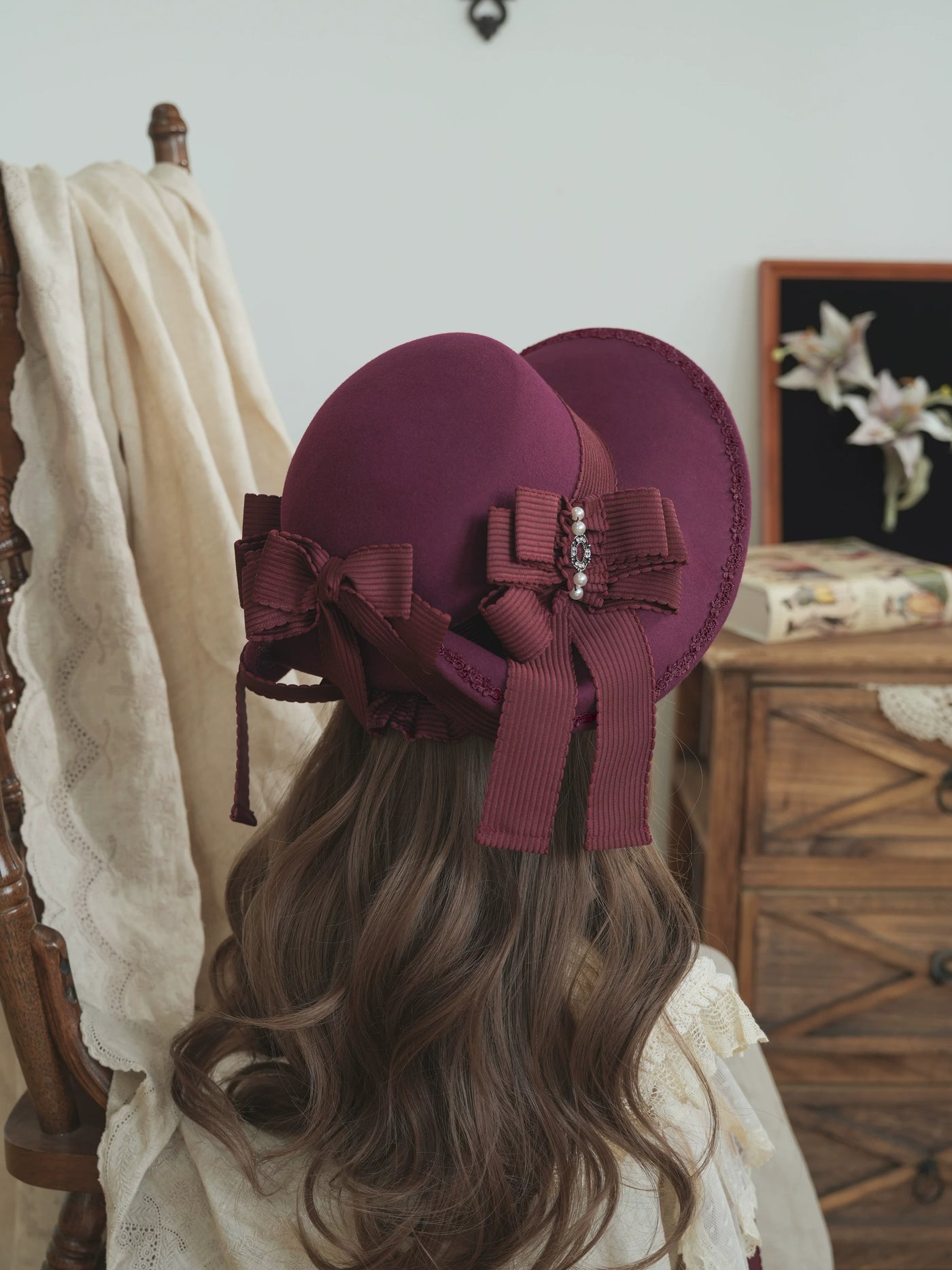 Star Box - Pearl Lady - Broad-Brim Bonnet with a Side Bow