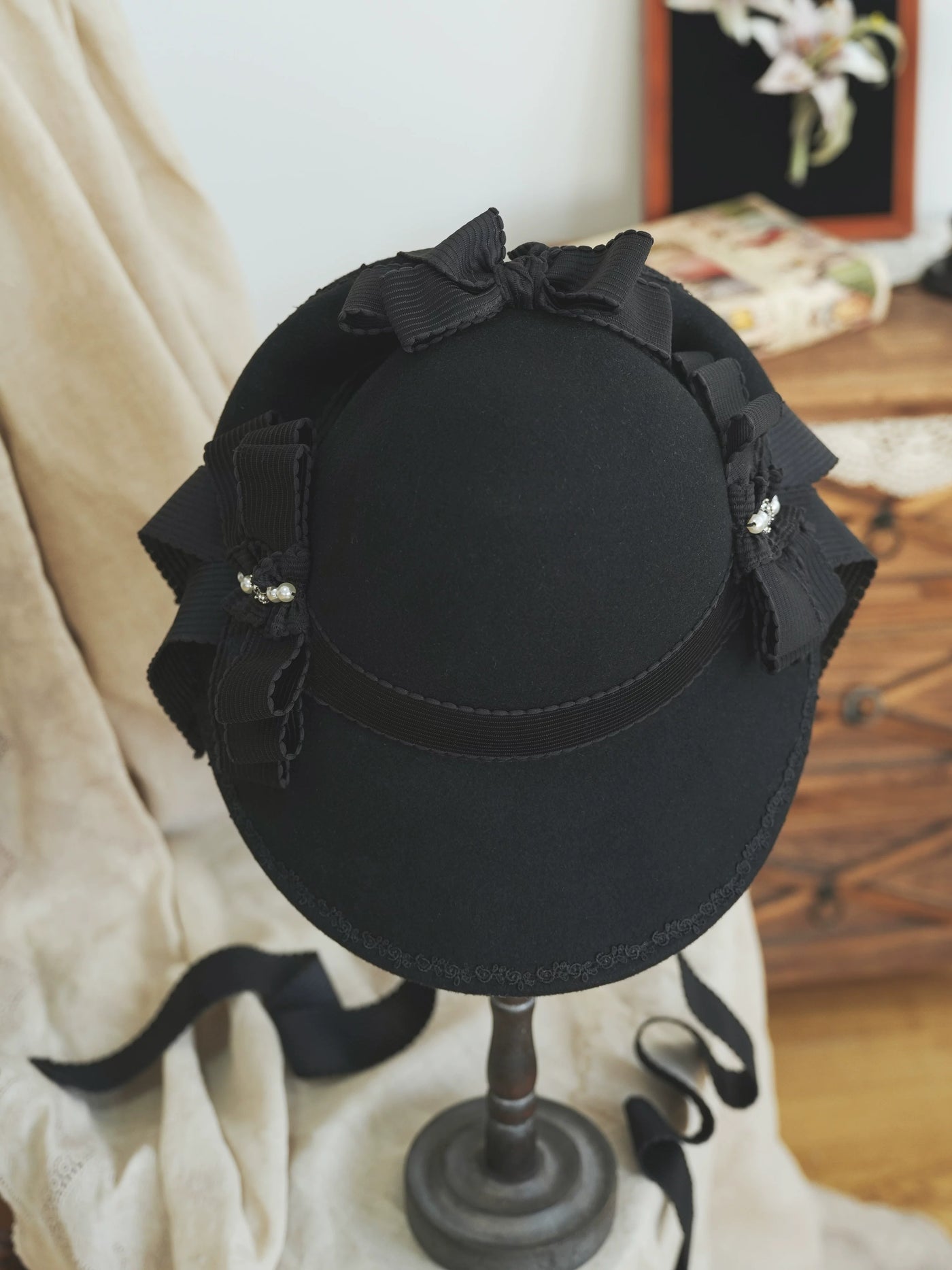 Star Box - Pearl Lady - Broad-Brim Bonnet with a Side Bow