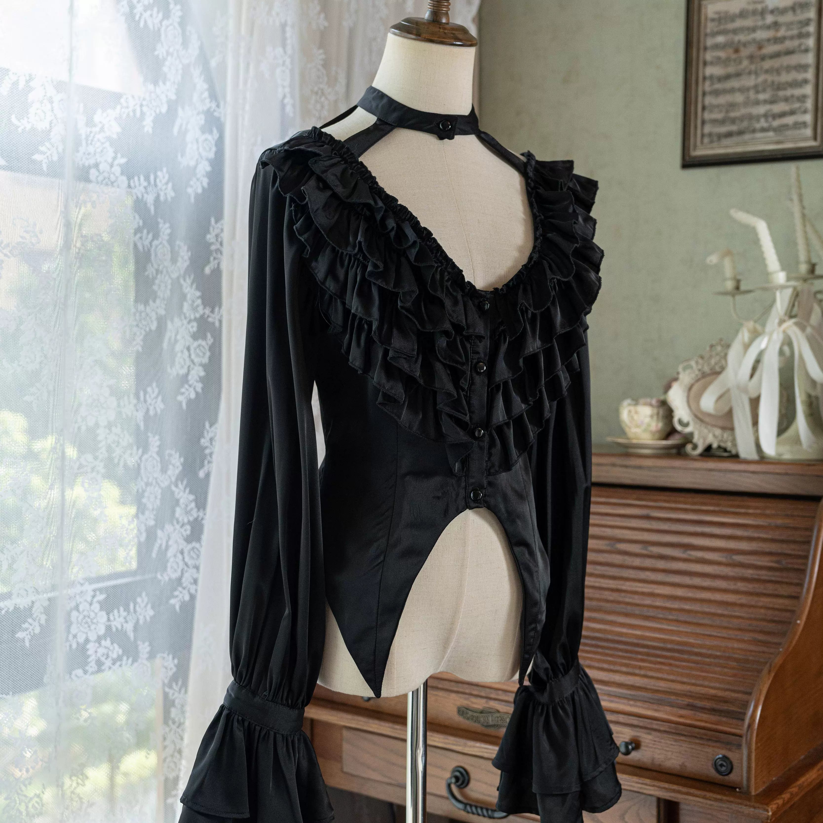 The spot will be shipped within three days. The page is through the bone with acorns Lolita Gothic deep V subculture long-sleeved inside.