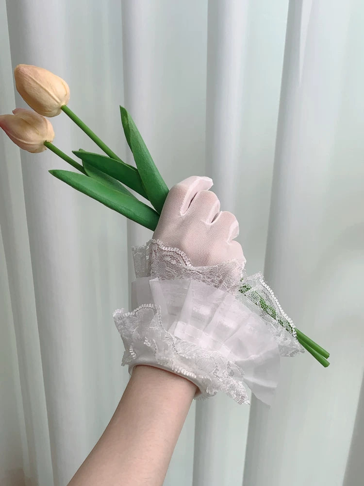 Fantasy Doll white short lace gloves with ruffled cuffs