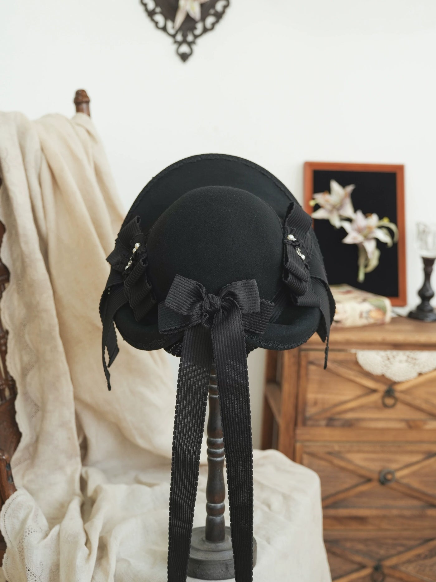 Star Box - Pearl Lady - Broad-Brim Bonnet with a Side Bow