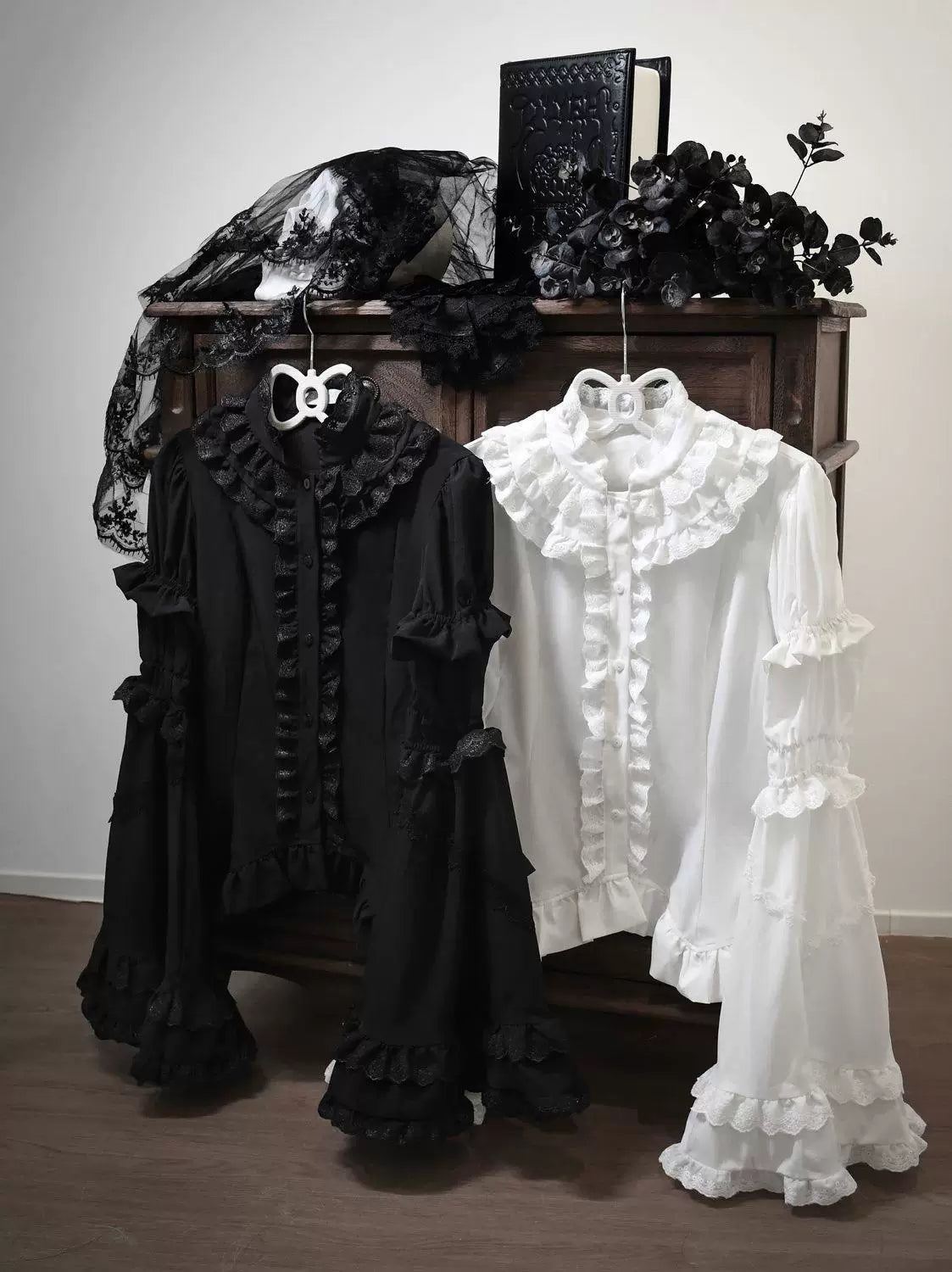 Sweetheart Dream Machine - Gothic Detachable-Sleeve - Blouse with a ruffled lace collar and optional detachable sleeves