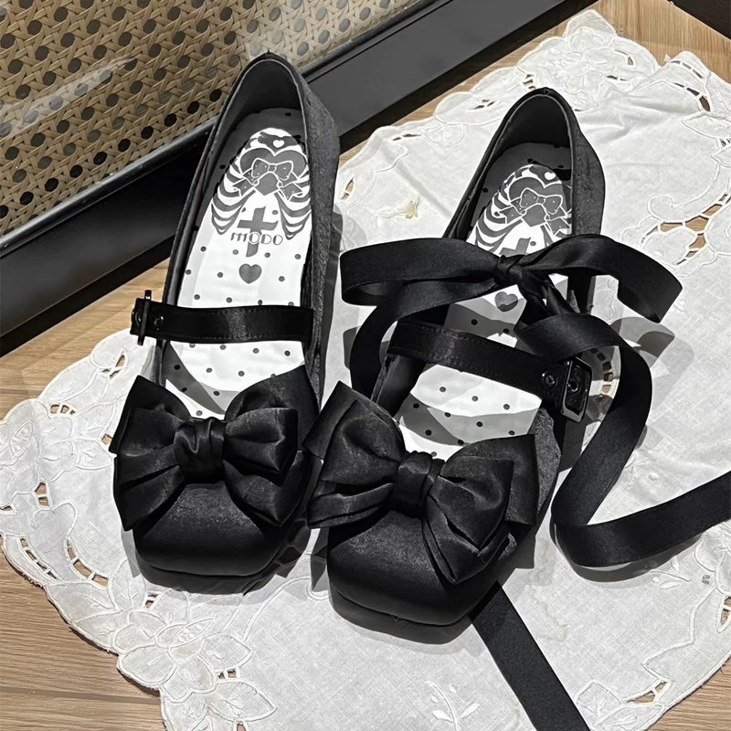 MODO Sisi Square-Toe Satin Lolita Shoes – design details – view 11