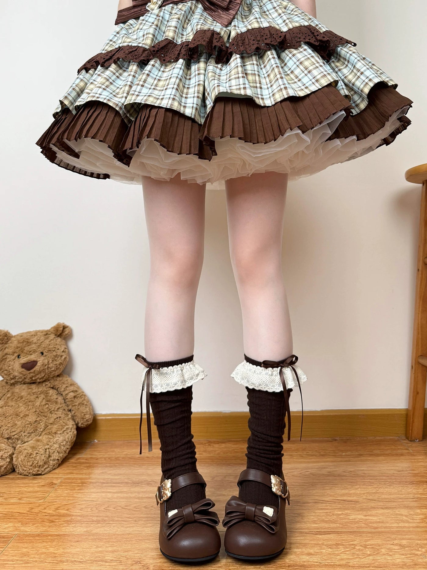 Chubby Bear Tales - Antique Doll - Lace-trimmed slouch calf socks with bows