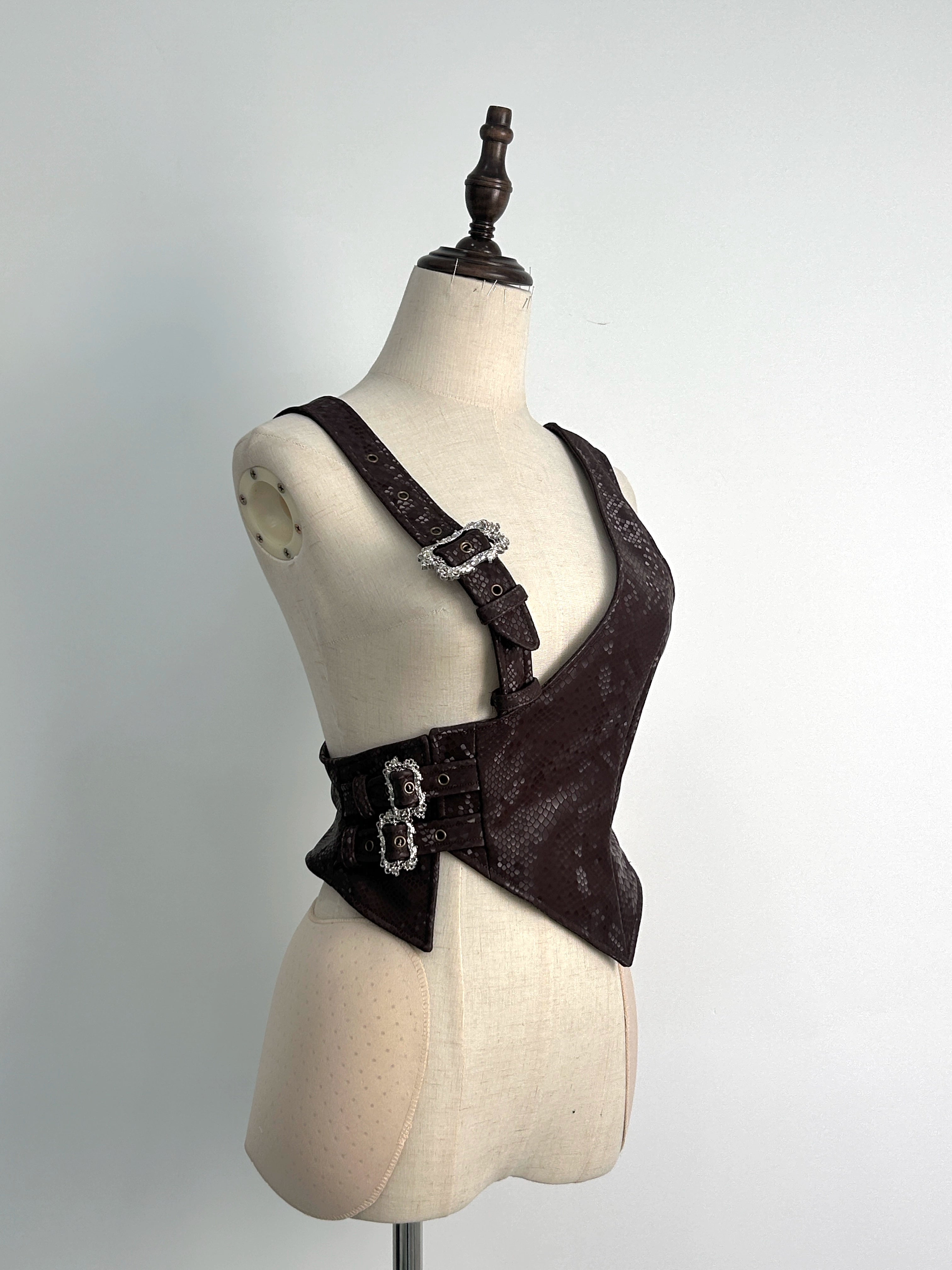 It will be shipped within three days after the spot order is placed. The page is irregular vest goth steampunk.