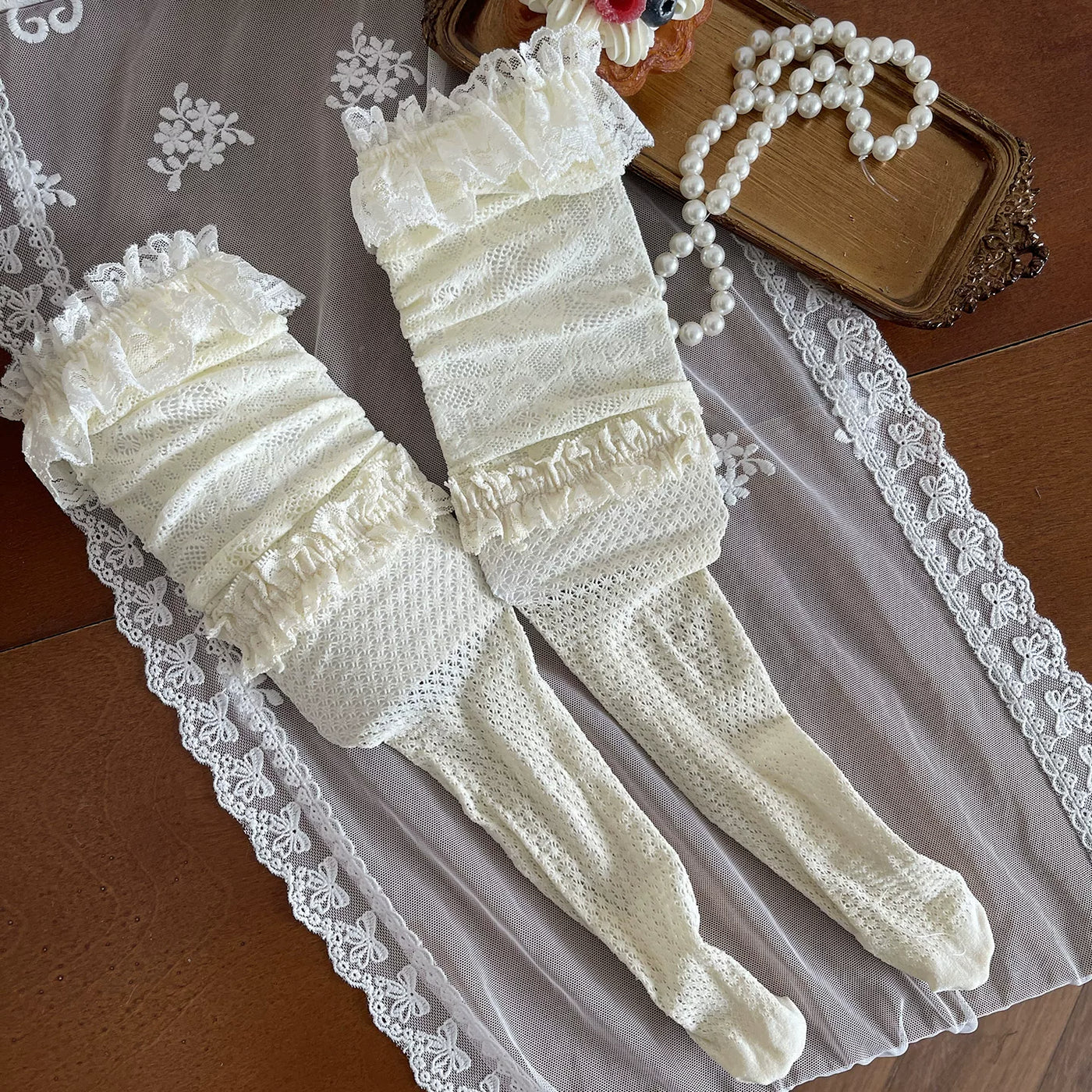 Sock Noble beige lace stockings with star details and rabbit leg ring