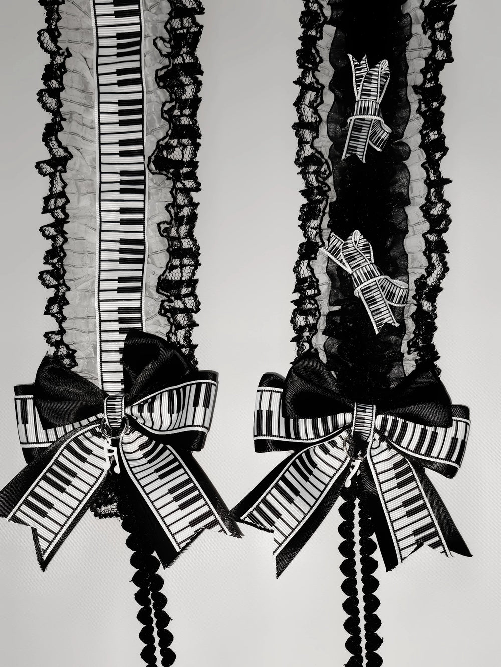 Dokisuru black-and-white piano-key hairbands in stripe and bow versions.