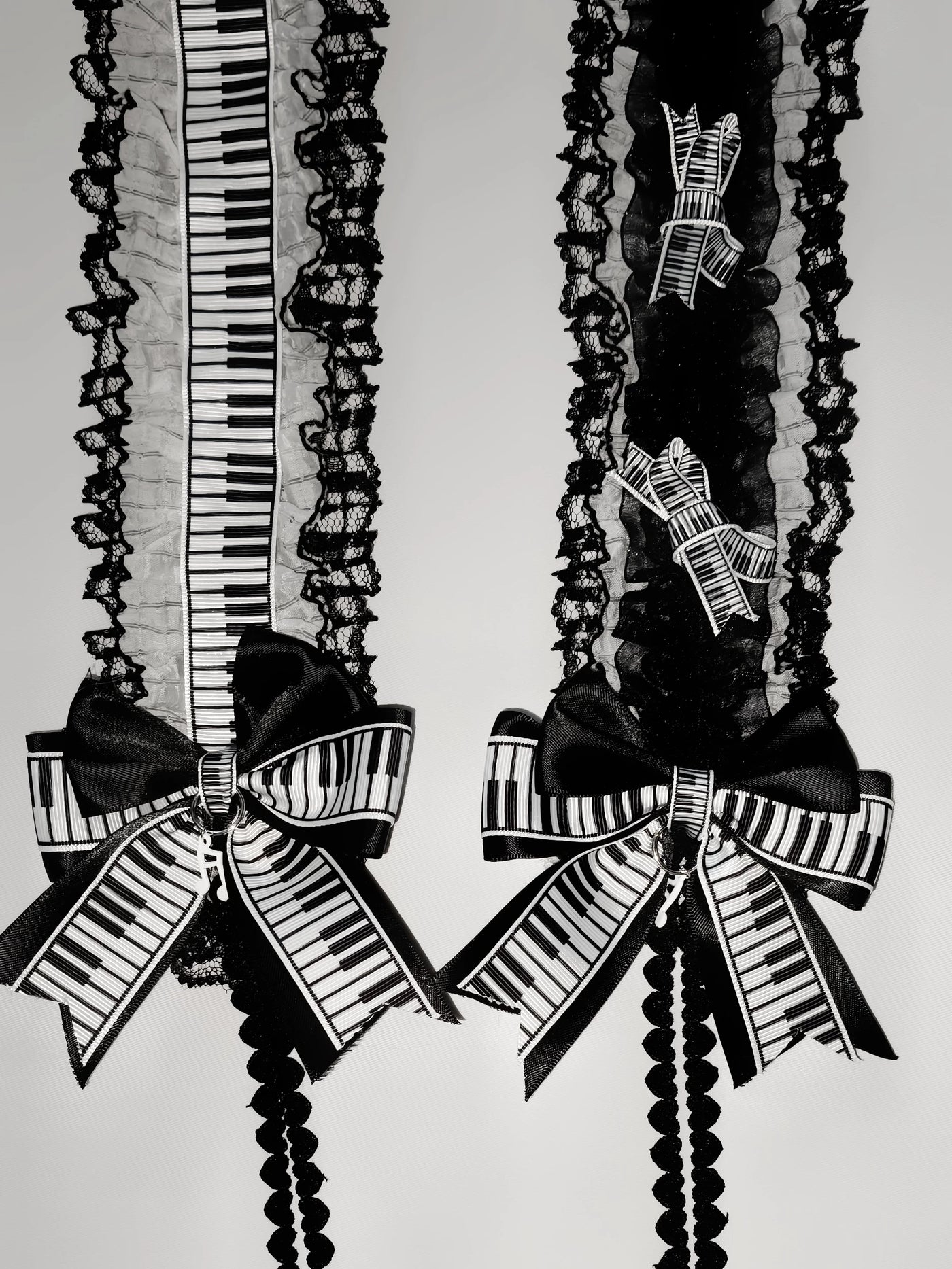 Dokisuru black-and-white piano-key hairbands in stripe and bow versions.