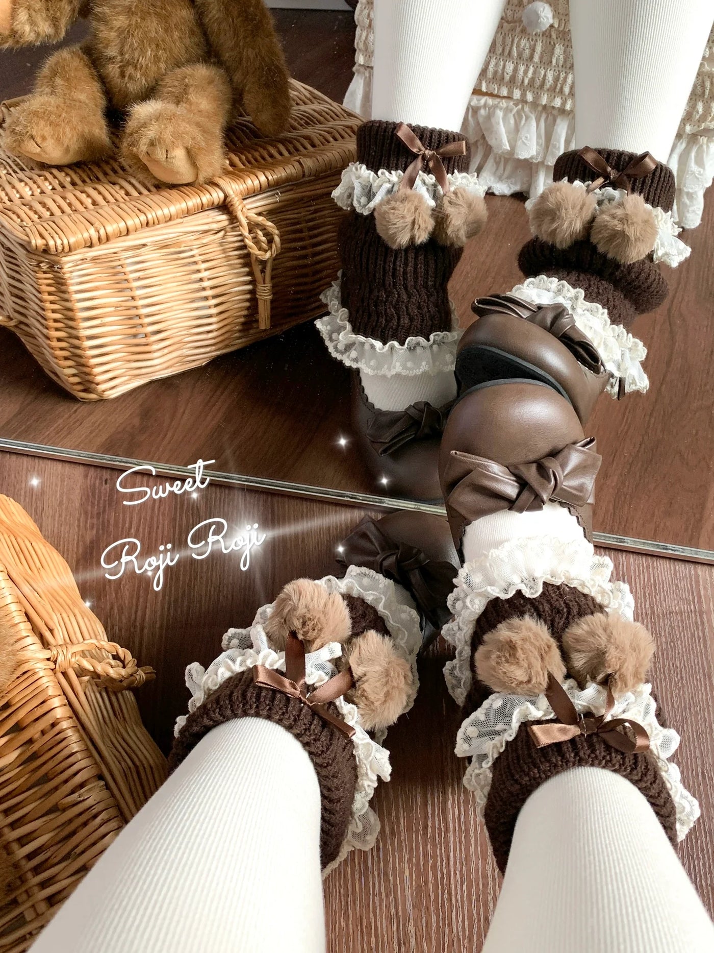 Roji Roji - Kawaii Lolita Leg Warmers - Pom-Pom Accented Bow Socks