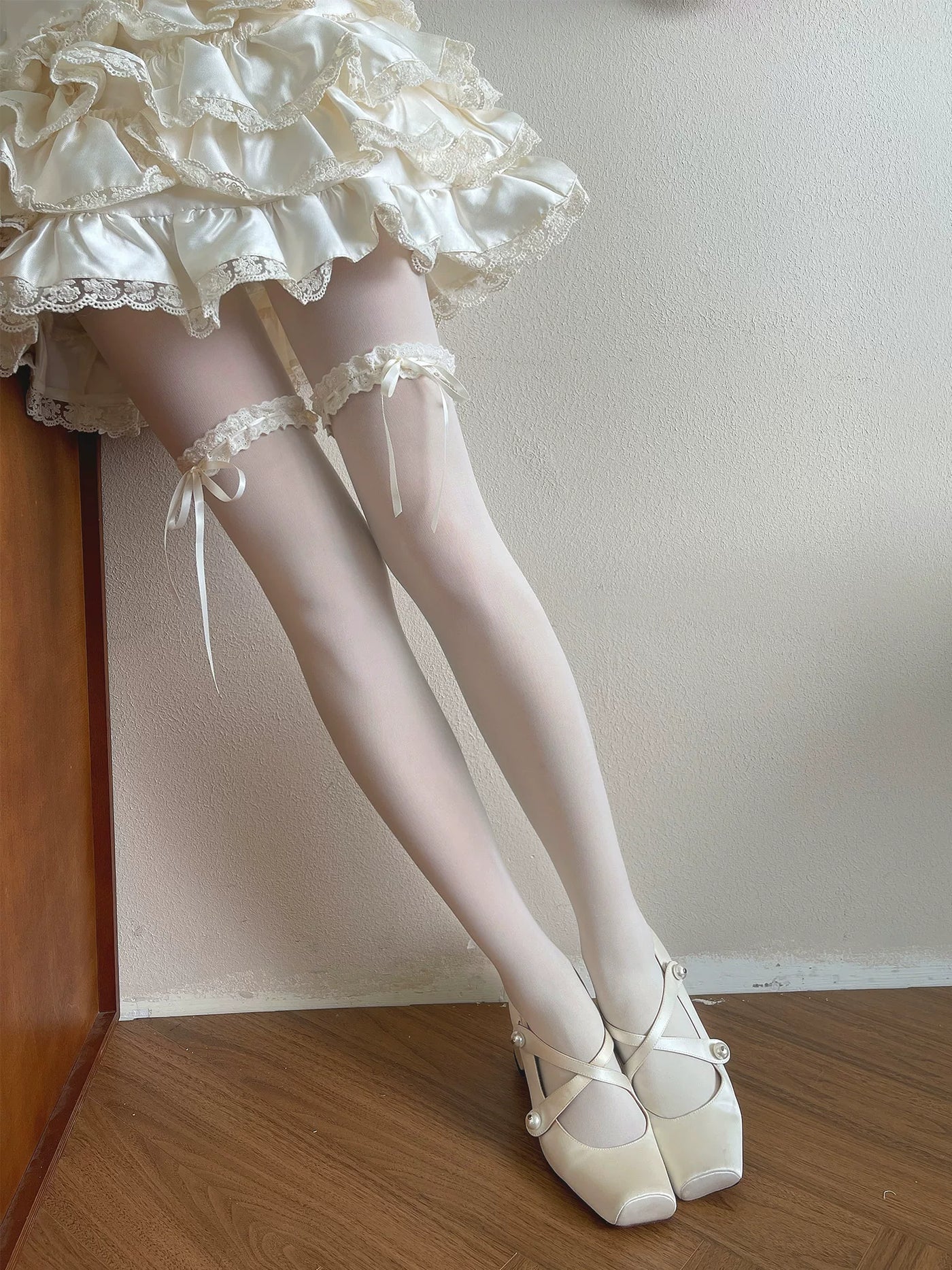 Sock Noble - Cream Lace - Velvet Tights with Lace-Trimmed Bands