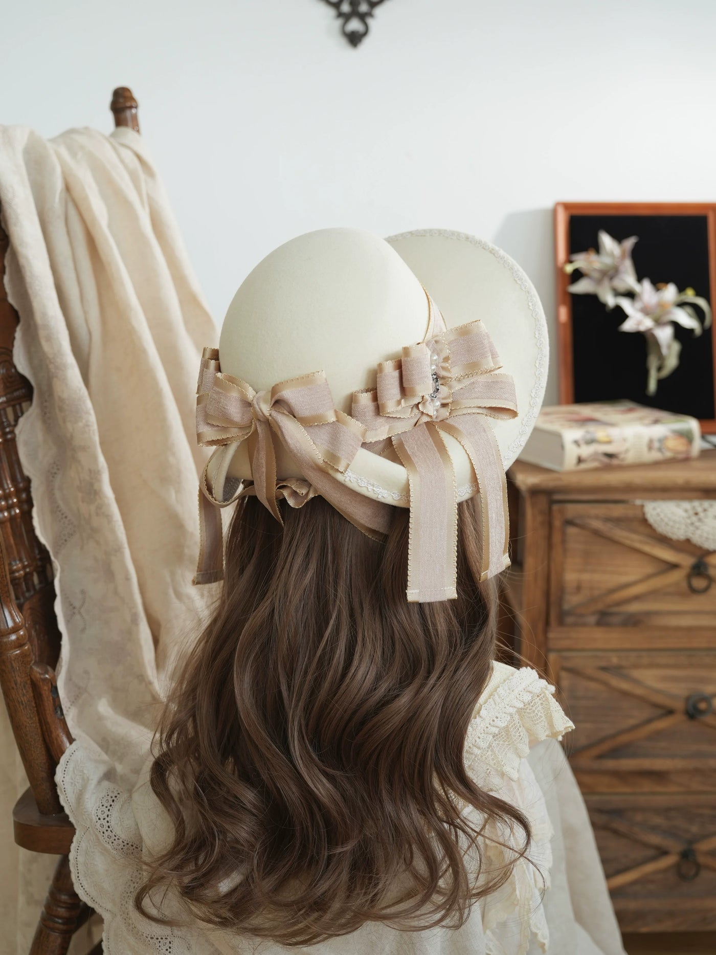 Star Box - Pearl Lady - Broad-Brim Bonnet with a Side Bow
