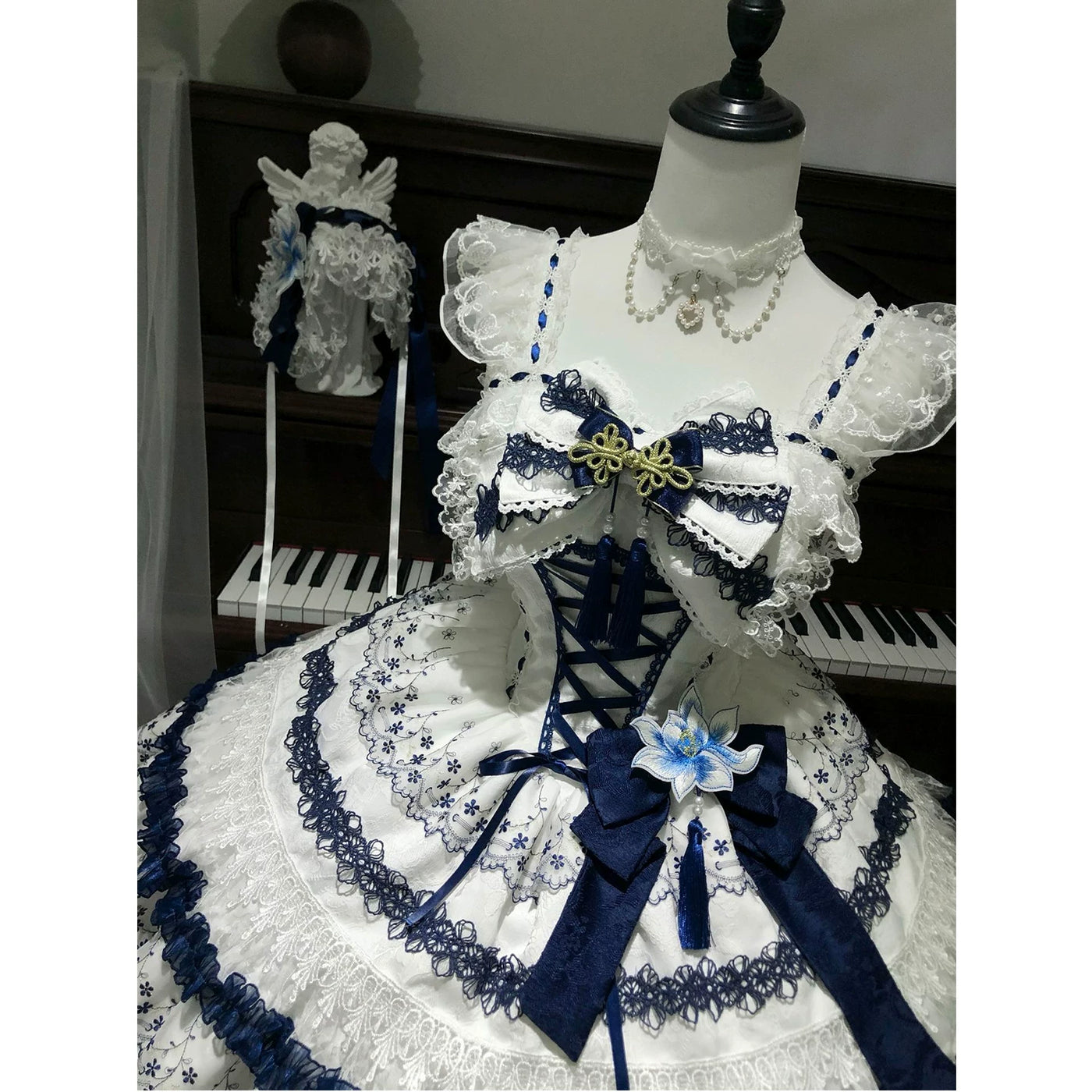 Creamy - Blue Porcelain Garden - Blue-and-white JSK with floral print and lace tiers